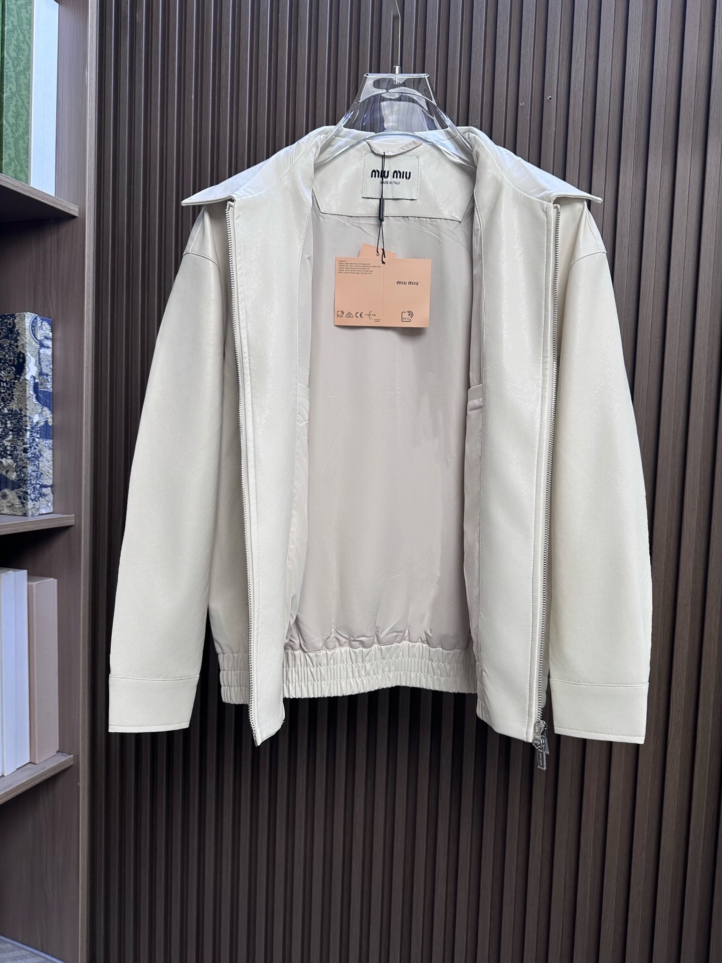 miumiu 26FW秋冬新款环保PU皮时尚翻领皮衣,时尚拉链皮衣夹克外套!同步官网发售!新款皮衣外套是品牌经典与现代潮 miumiu 26FW秋冬新款环保PU皮时尚翻领皮衣,时尚拉链皮衣夹克外套!同步官网发售!新款皮衣外套是品牌经典与现代潮