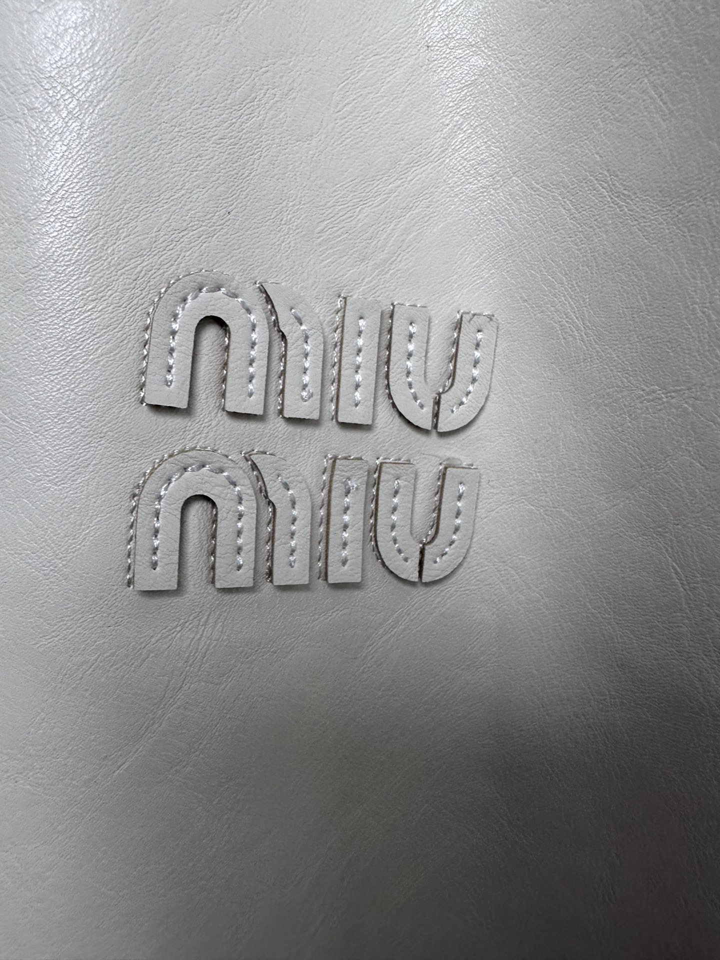 miumiu 26FW秋冬新款环保PU皮时尚翻领皮衣,时尚拉链皮衣夹克外套!同步官网发售!新款皮衣外套是品牌经典与现代潮 miumiu 26FW秋冬新款环保PU皮时尚翻领皮衣,时尚拉链皮衣夹克外套!同步官网发售!新款皮衣外套是品牌经典与现代潮
