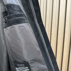 . (黑~)ZG26FW秋冬新款进口环保麂皮绒立领皮衣,男士后领皮标铭牌时尚拉链皮衣夹克外套!贸易公司渠道稀出,同步官网 . (黑~)ZG26FW秋冬新款进口环保麂皮绒立领皮衣,男士后领皮标铭牌时尚拉链皮衣夹克外套!贸易公司渠道稀出,同步官网