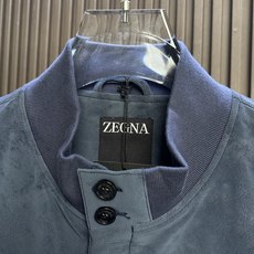 (蓝~)ZG26FW秋冬新款进口环保麂皮绒立领皮衣,男士后领皮标铭牌时尚拉链皮衣夹克外套!贸易公司渠道稀出,同步官网发售 (蓝~)ZG26FW秋冬新款进口环保麂皮绒立领皮衣,男士后领皮标铭牌时尚拉链皮衣夹克外套!贸易公司渠道稀出,同步官网发售