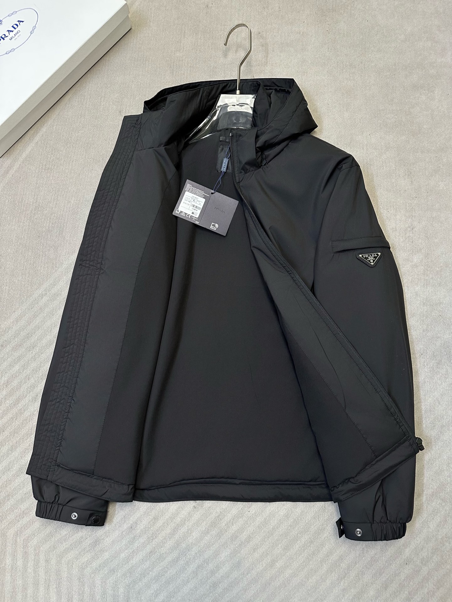 (黑~)PRADA26秋冬爆款外套 PRADA这款简约立领连帽外套,利落合身不臃肿,两个配色,通勤、日常休闲都适配 (黑~)PRADA26秋冬爆款外套 PRADA这款简约立领连帽外套,利落合身不臃肿,两个配色,通勤、日常休闲都适配