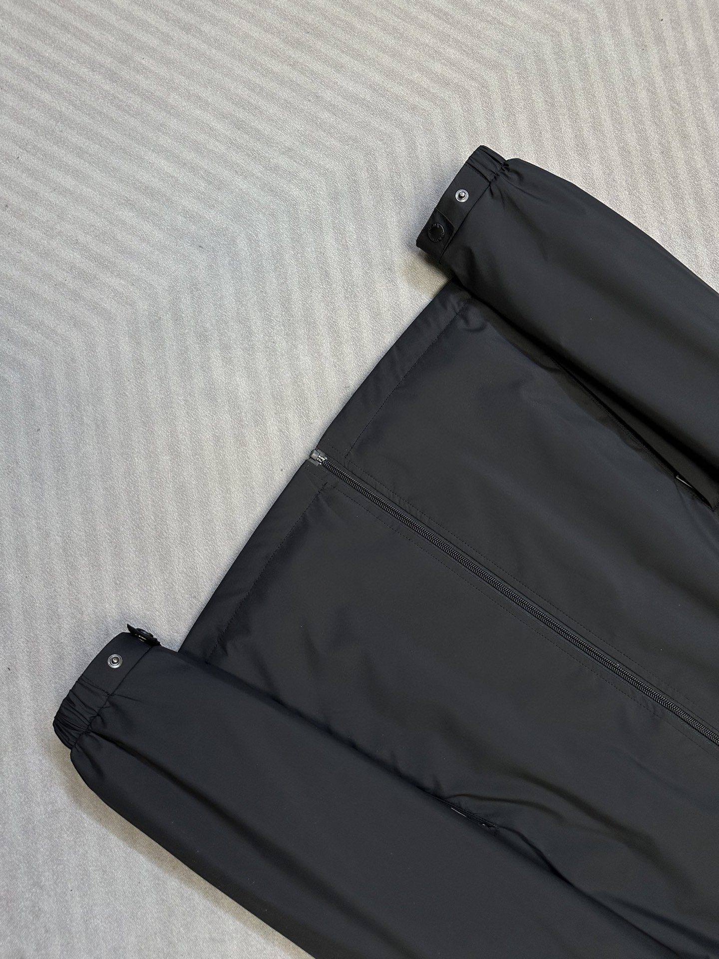 (黑~)PRADA26秋冬爆款外套 PRADA这款简约立领连帽外套,利落合身不臃肿,两个配色,通勤、日常休闲都适配 (黑~)PRADA26秋冬爆款外套 PRADA这款简约立领连帽外套,利落合身不臃肿,两个配色,通勤、日常休闲都适配