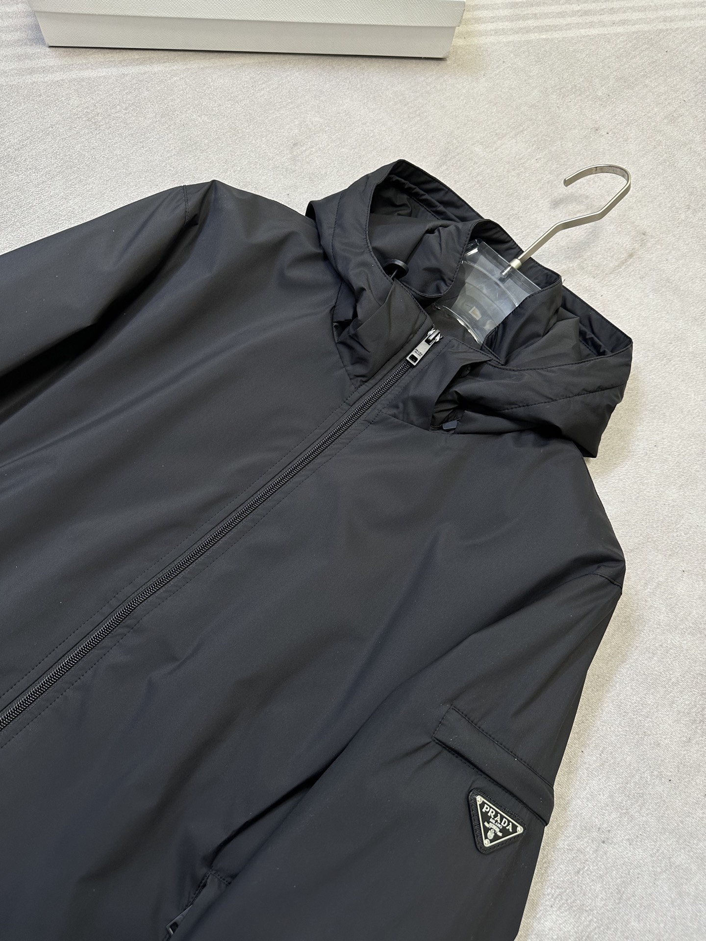 (黑~)PRADA26秋冬爆款外套 PRADA这款简约立领连帽外套,利落合身不臃肿,两个配色,通勤、日常休闲都适配 (黑~)PRADA26秋冬爆款外套 PRADA这款简约立领连帽外套,利落合身不臃肿,两个配色,通勤、日常休闲都适配
