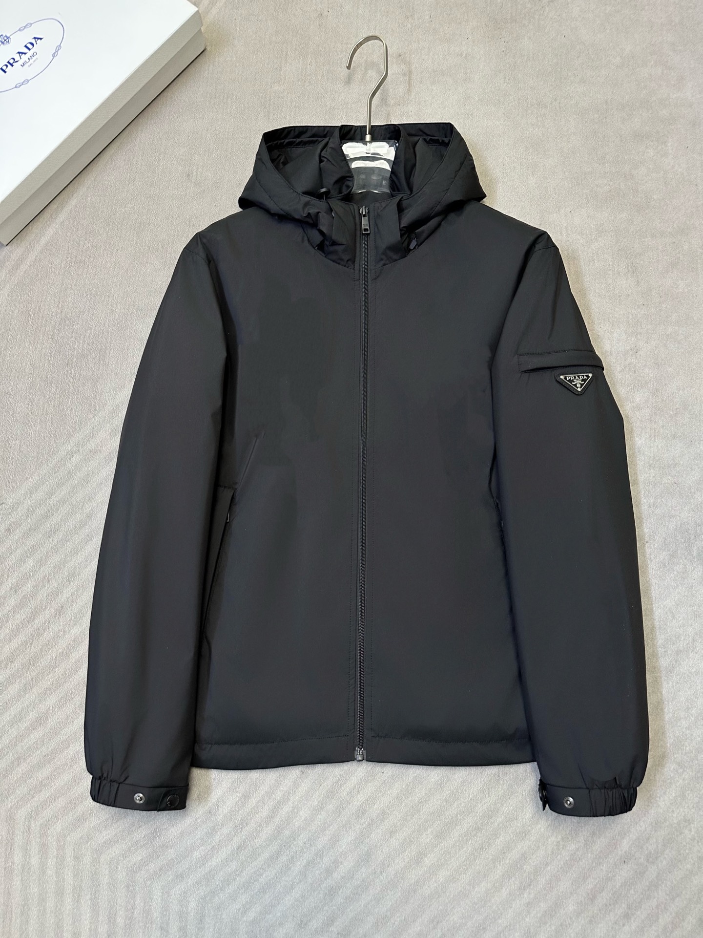 (黑~)PRADA26秋冬爆款外套 PRADA这款简约立领连帽外套,利落合身不臃肿,两个配色,通勤、日常休闲都适配 (黑~)PRADA26秋冬爆款外套 PRADA这款简约立领连帽外套,利落合身不臃肿,两个配色,通勤、日常休闲都适配