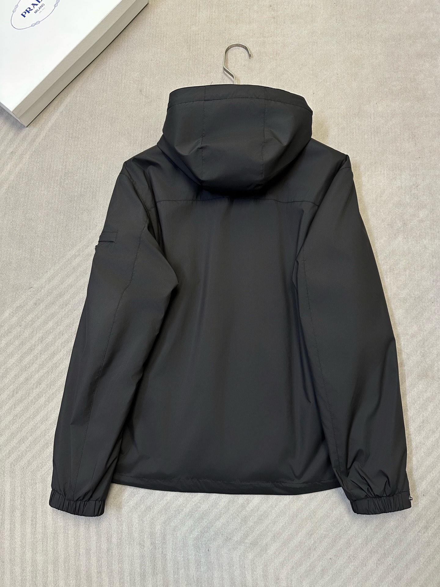 (黑~)PRADA26秋冬爆款外套 PRADA这款简约立领连帽外套,利落合身不臃肿,两个配色,通勤、日常休闲都适配 (黑~)PRADA26秋冬爆款外套 PRADA这款简约立领连帽外套,利落合身不臃肿,两个配色,通勤、日常休闲都适配