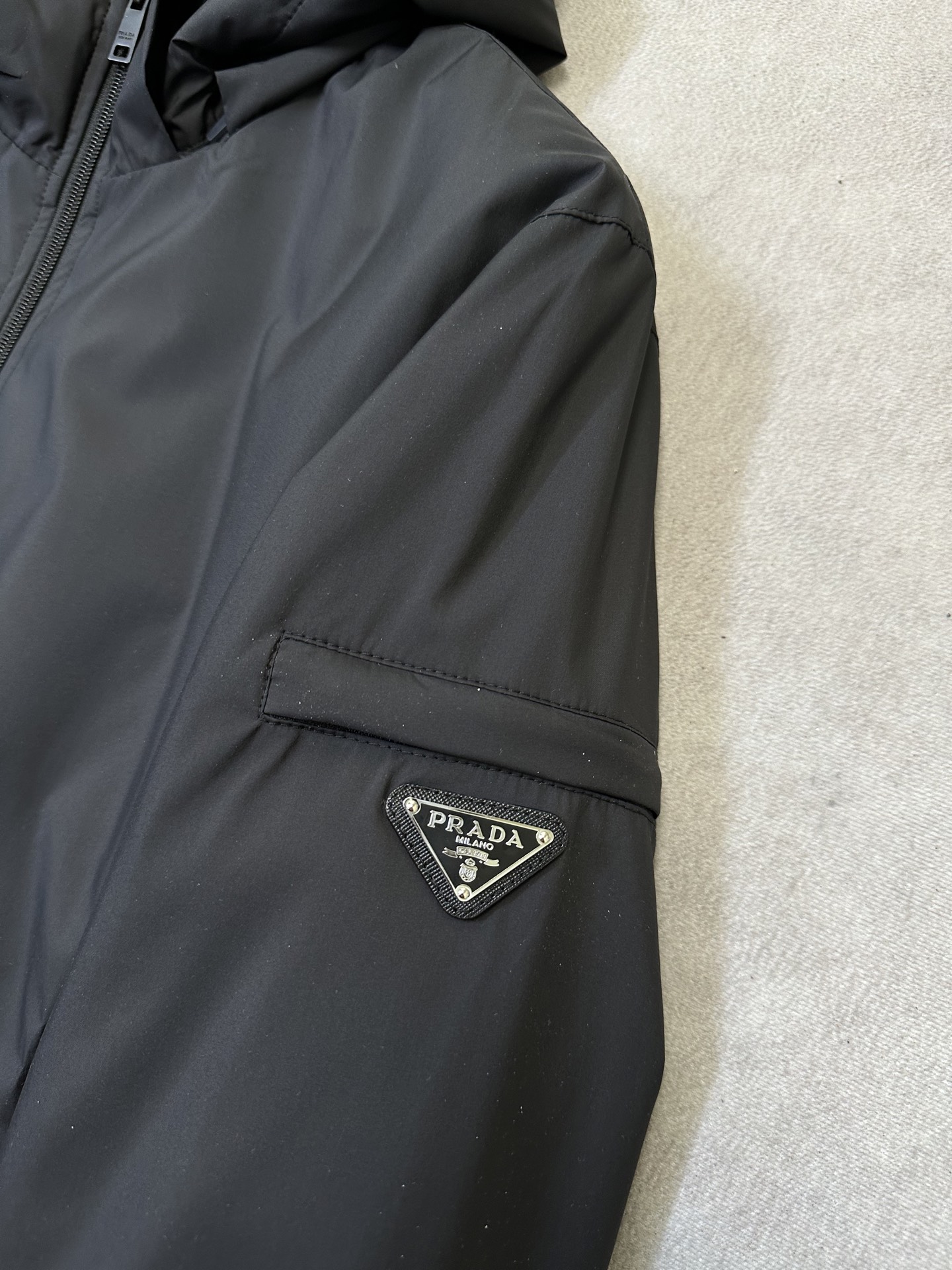 (黑~)PRADA26秋冬爆款外套 PRADA这款简约立领连帽外套,利落合身不臃肿,两个配色,通勤、日常休闲都适配 (黑~)PRADA26秋冬爆款外套 PRADA这款简约立领连帽外套,利落合身不臃肿,两个配色,通勤、日常休闲都适配