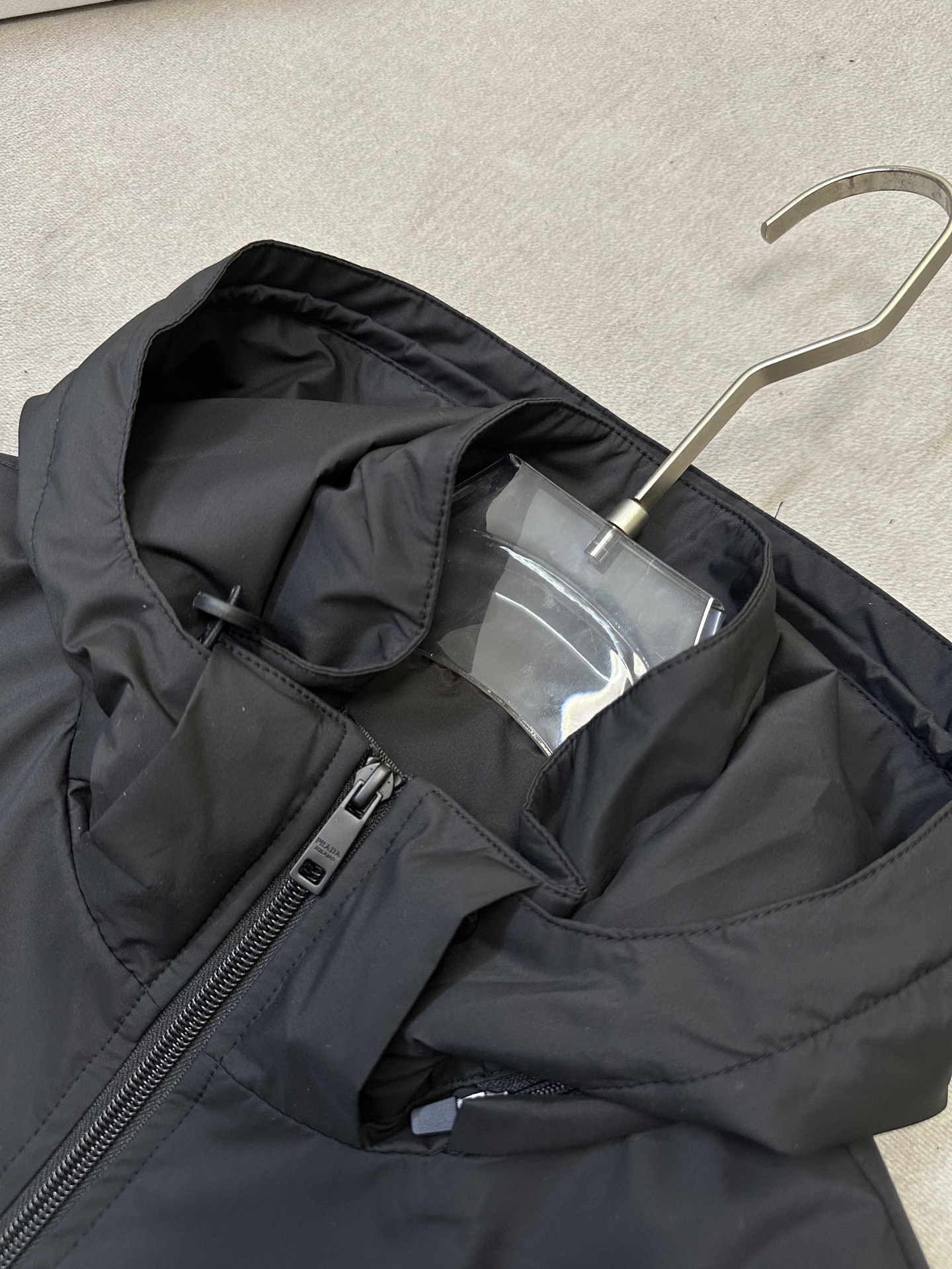 (黑~)PRADA26秋冬爆款外套 PRADA这款简约立领连帽外套,利落合身不臃肿,两个配色,通勤、日常休闲都适配 (黑~)PRADA26秋冬爆款外套 PRADA这款简约立领连帽外套,利落合身不臃肿,两个配色,通勤、日常休闲都适配