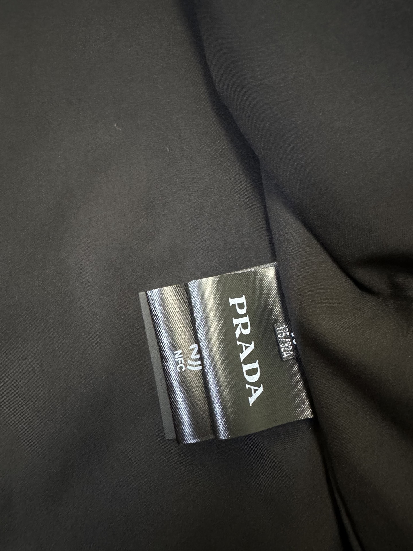 (黑~)PRADA26秋冬爆款外套 PRADA这款简约立领连帽外套,利落合身不臃肿,两个配色,通勤、日常休闲都适配 (黑~)PRADA26秋冬爆款外套 PRADA这款简约立领连帽外套,利落合身不臃肿,两个配色,通勤、日常休闲都适配