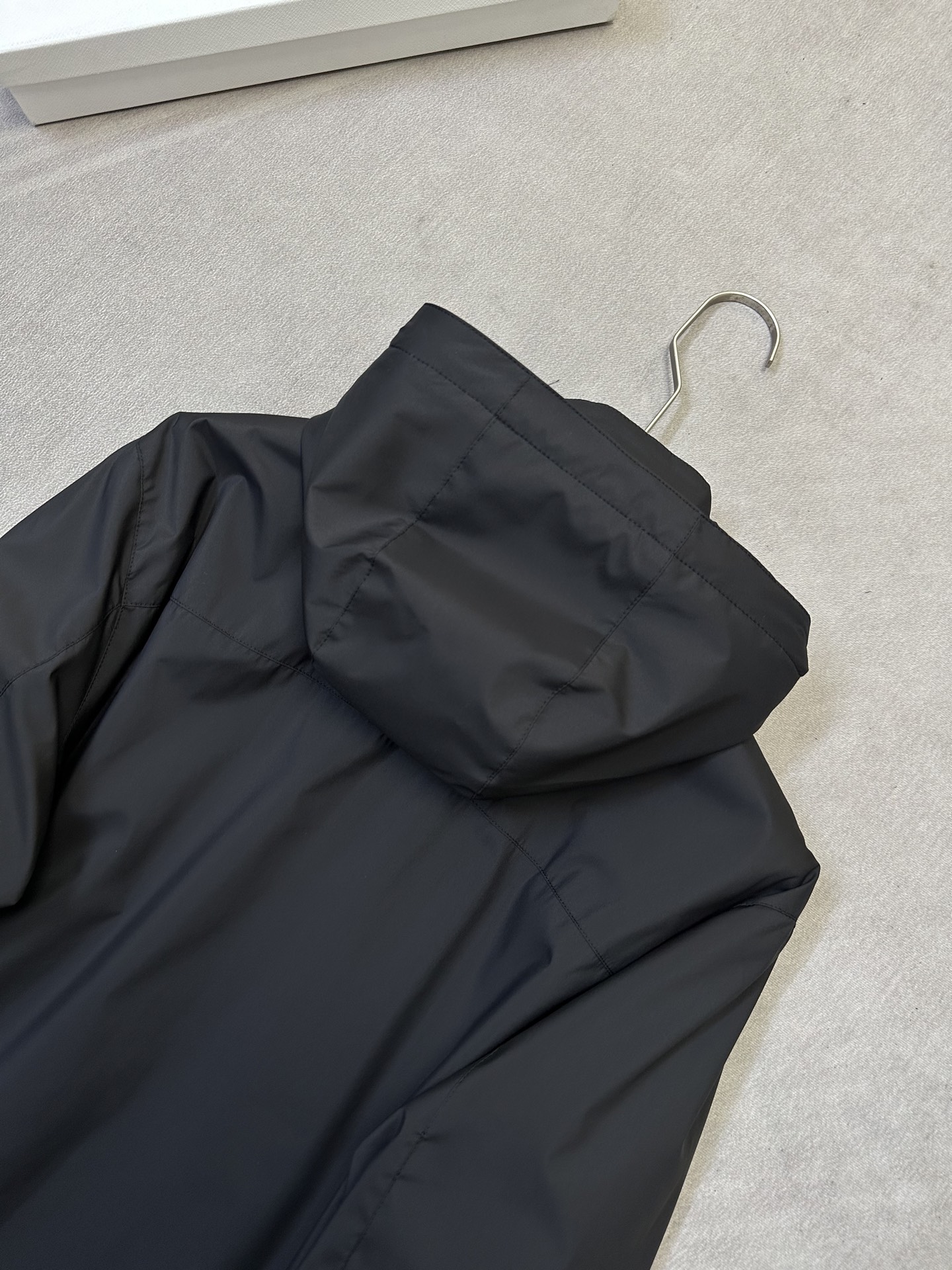 (黑~)PRADA26秋冬爆款外套 PRADA这款简约立领连帽外套,利落合身不臃肿,两个配色,通勤、日常休闲都适配 (黑~)PRADA26秋冬爆款外套 PRADA这款简约立领连帽外套,利落合身不臃肿,两个配色,通勤、日常休闲都适配
