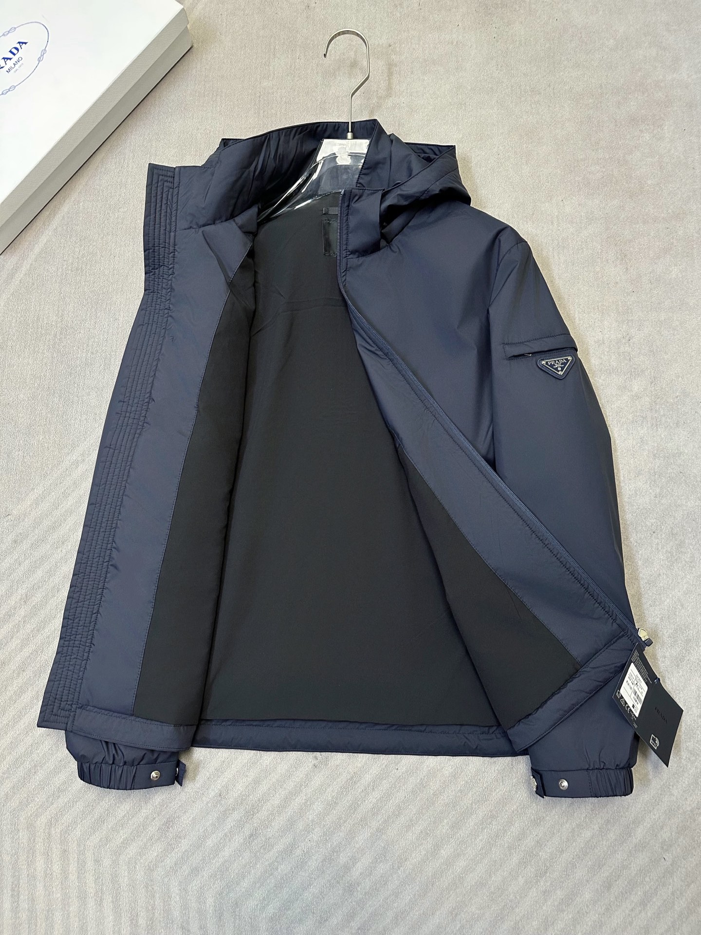 (藏青~)PRADA26秋冬爆款外套 PRADA这款简约立领连帽外套,利落合身不臃肿,两个配色,通勤、日常休闲都适 (藏青~)PRADA26秋冬爆款外套 PRADA这款简约立领连帽外套,利落合身不臃肿,两个配色,通勤、日常休闲都适