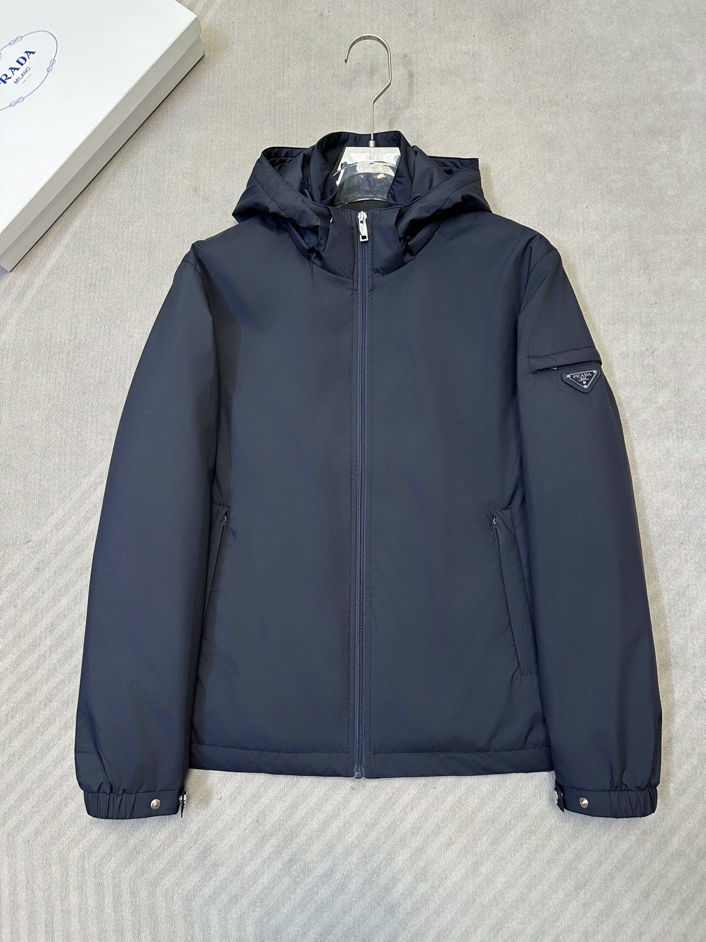 (藏青~)PRADA26秋冬爆款外套 PRADA这款简约立领连帽外套,利落合身不臃肿,两个配色,通勤、日常休闲都适 (藏青~)PRADA26秋冬爆款外套 PRADA这款简约立领连帽外套,利落合身不臃肿,两个配色,通勤、日常休闲都适