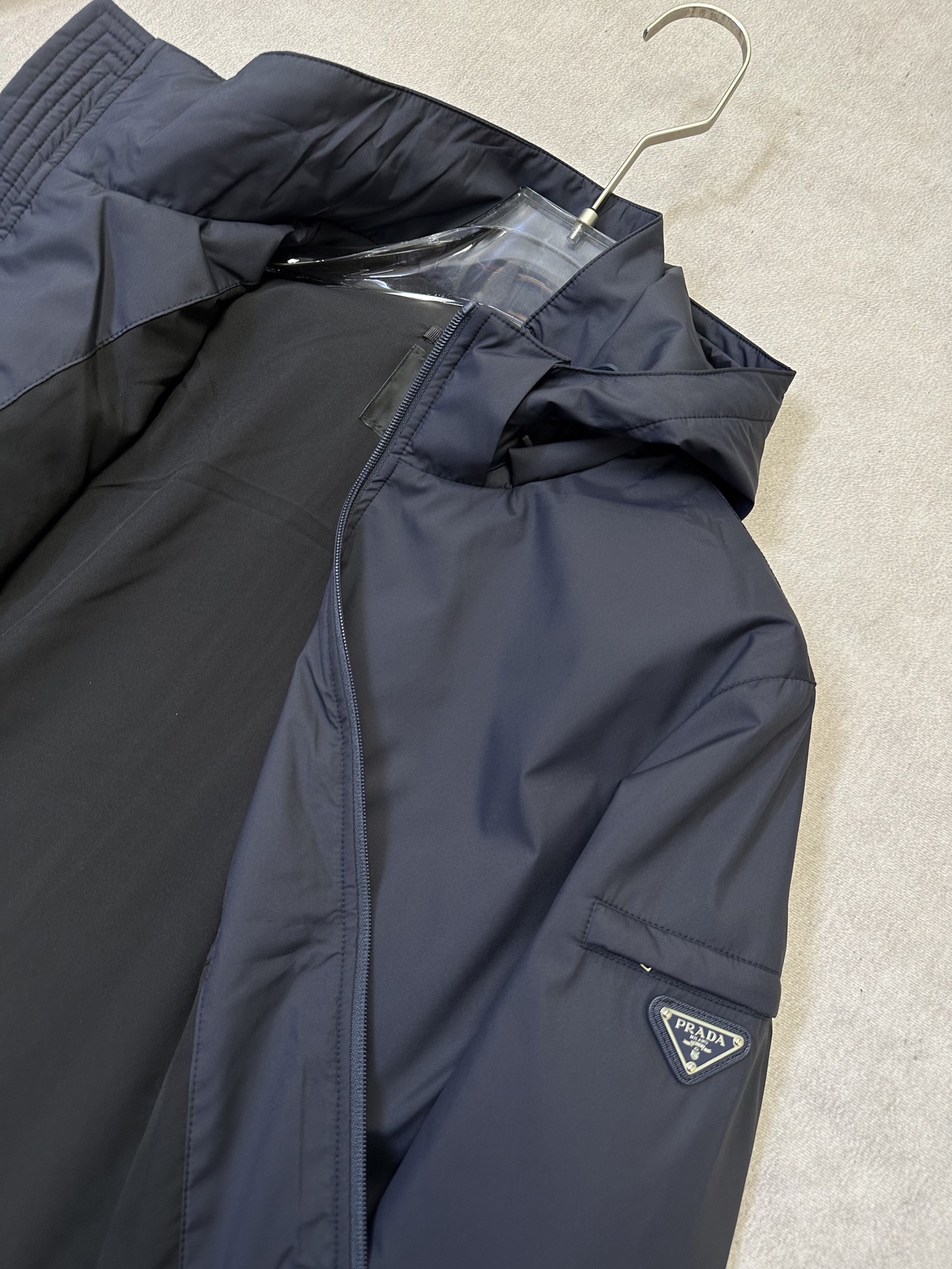 (藏青~)PRADA26秋冬爆款外套 PRADA这款简约立领连帽外套,利落合身不臃肿,两个配色,通勤、日常休闲都适 (藏青~)PRADA26秋冬爆款外套 PRADA这款简约立领连帽外套,利落合身不臃肿,两个配色,通勤、日常休闲都适