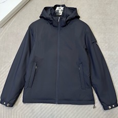 (藏青~)PRADA26秋冬爆款外套 PRADA这款简约立领连帽外套,利落合身不臃肿,两个配色,通勤、日常休闲都适 (藏青~)PRADA26秋冬爆款外套 PRADA这款简约立领连帽外套,利落合身不臃肿,两个配色,通勤、日常休闲都适