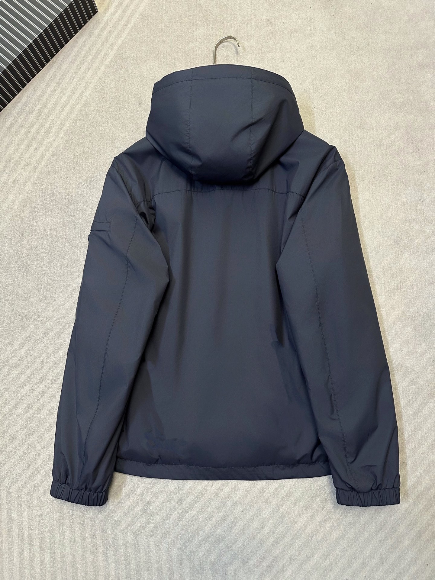 (藏青~)PRADA26秋冬爆款外套 PRADA这款简约立领连帽外套,利落合身不臃肿,两个配色,通勤、日常休闲都适 (藏青~)PRADA26秋冬爆款外套 PRADA这款简约立领连帽外套,利落合身不臃肿,两个配色,通勤、日常休闲都适