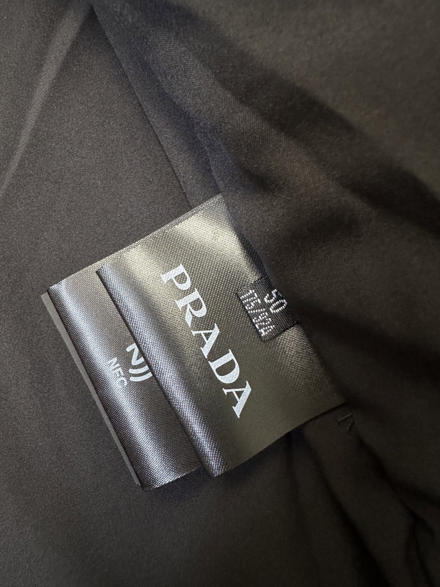 (藏青~)PRADA26秋冬爆款外套 PRADA这款简约立领连帽外套,利落合身不臃肿,两个配色,通勤、日常休闲都适 (藏青~)PRADA26秋冬爆款外套 PRADA这款简约立领连帽外套,利落合身不臃肿,两个配色,通勤、日常休闲都适