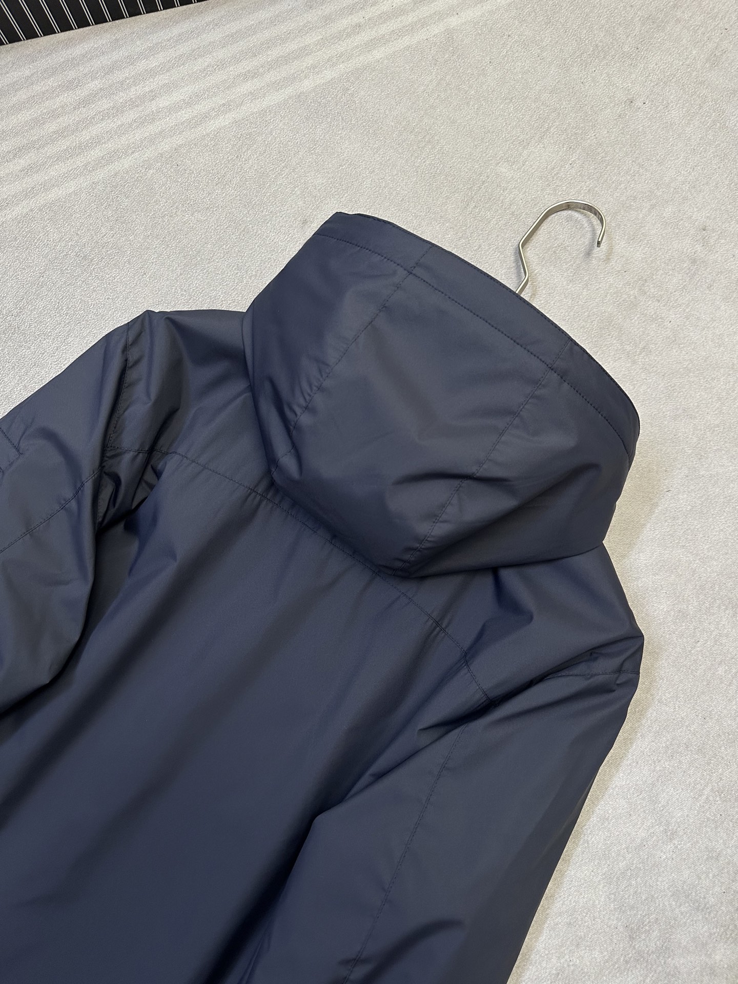 (藏青~)PRADA26秋冬爆款外套 PRADA这款简约立领连帽外套,利落合身不臃肿,两个配色,通勤、日常休闲都适 (藏青~)PRADA26秋冬爆款外套 PRADA这款简约立领连帽外套,利落合身不臃肿,两个配色,通勤、日常休闲都适