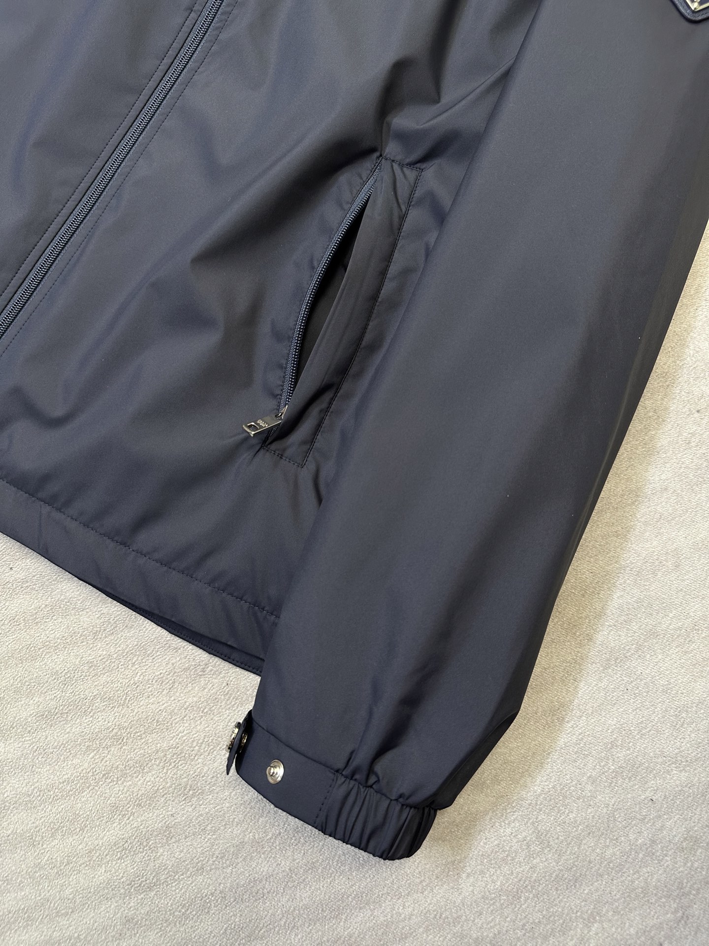 (藏青~)PRADA26秋冬爆款外套 PRADA这款简约立领连帽外套,利落合身不臃肿,两个配色,通勤、日常休闲都适 (藏青~)PRADA26秋冬爆款外套 PRADA这款简约立领连帽外套,利落合身不臃肿,两个配色,通勤、日常休闲都适