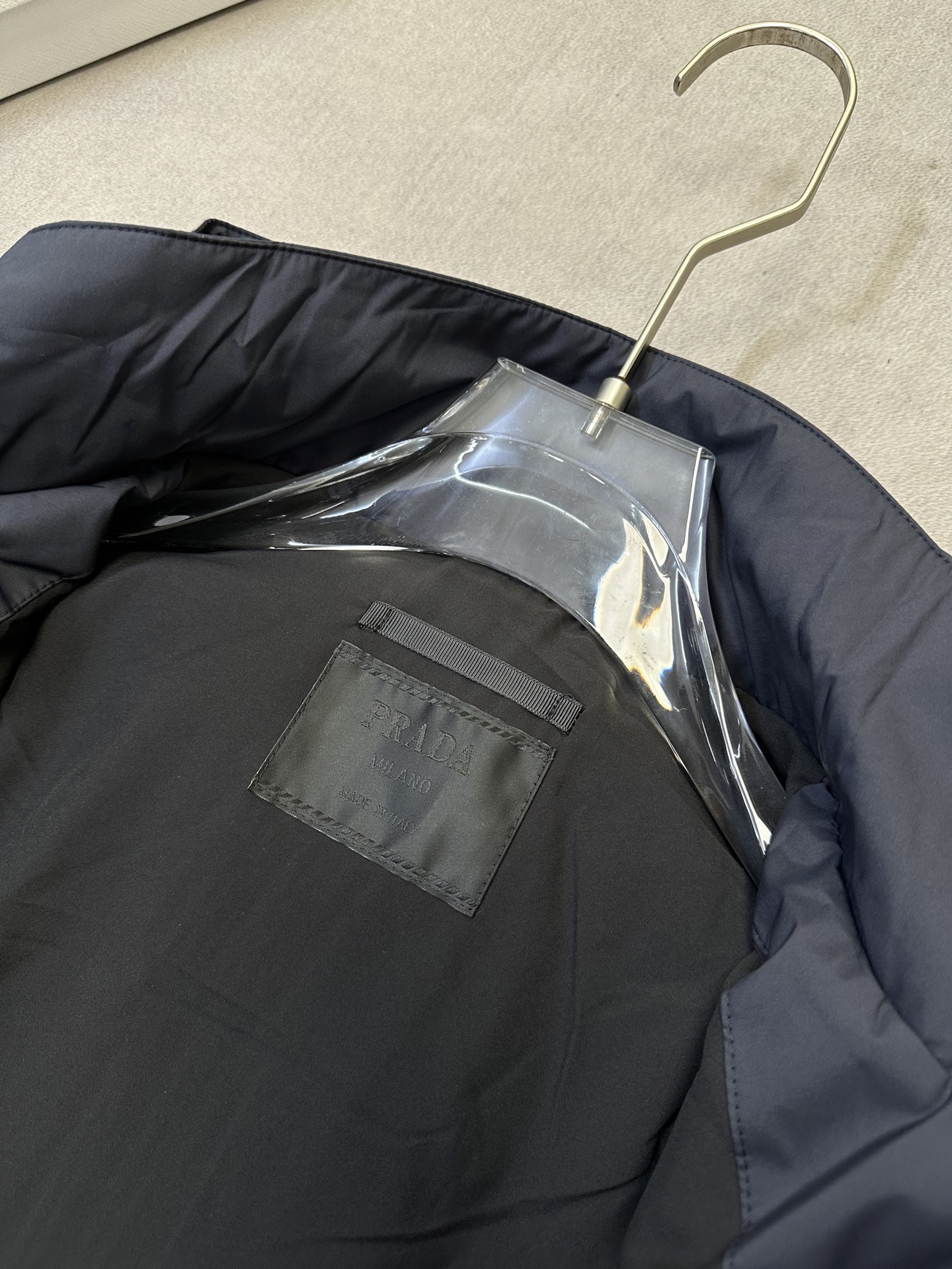 (藏青~)PRADA26秋冬爆款外套 PRADA这款简约立领连帽外套,利落合身不臃肿,两个配色,通勤、日常休闲都适 (藏青~)PRADA26秋冬爆款外套 PRADA这款简约立领连帽外套,利落合身不臃肿,两个配色,通勤、日常休闲都适