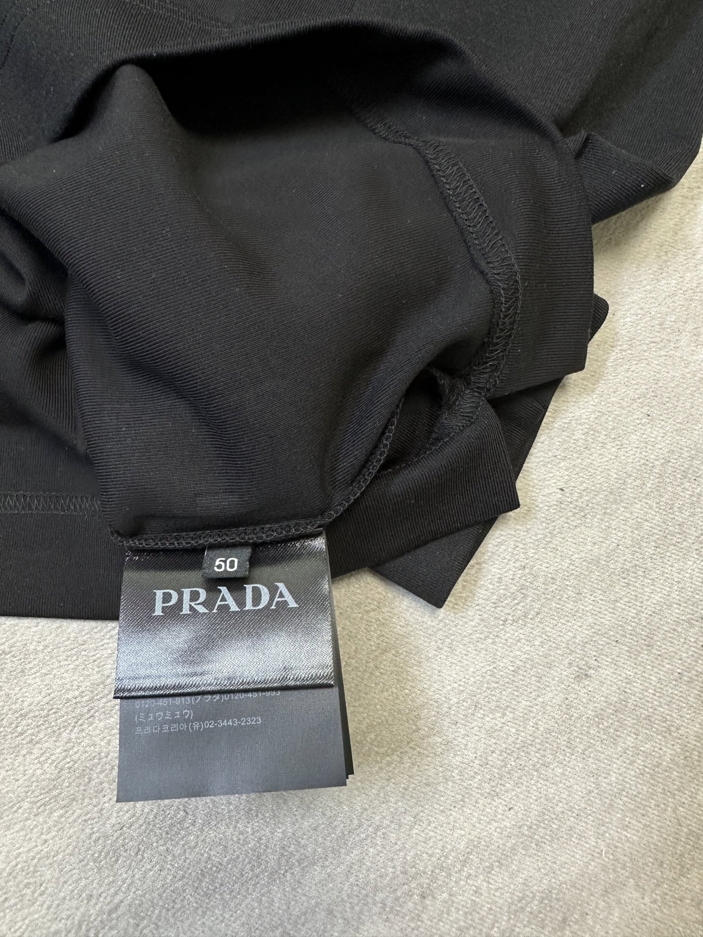 (黑~)PRADA26秋冬爆款长袖 PRADA这款长袖采用精选36.6%棉22.9%腈纶18.3%聚酯纤维13. (黑~)PRADA26秋冬爆款长袖 PRADA这款长袖采用精选36.6%棉22.9%腈纶18.3%聚酯纤维13.