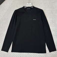 (黑~)PRADA26秋冬爆款长袖 PRADA这款长袖采用精选36.6%棉22.9%腈纶18.3%聚酯纤维13. (黑~)PRADA26秋冬爆款长袖 PRADA这款长袖采用精选36.6%棉22.9%腈纶18.3%聚酯纤维13.