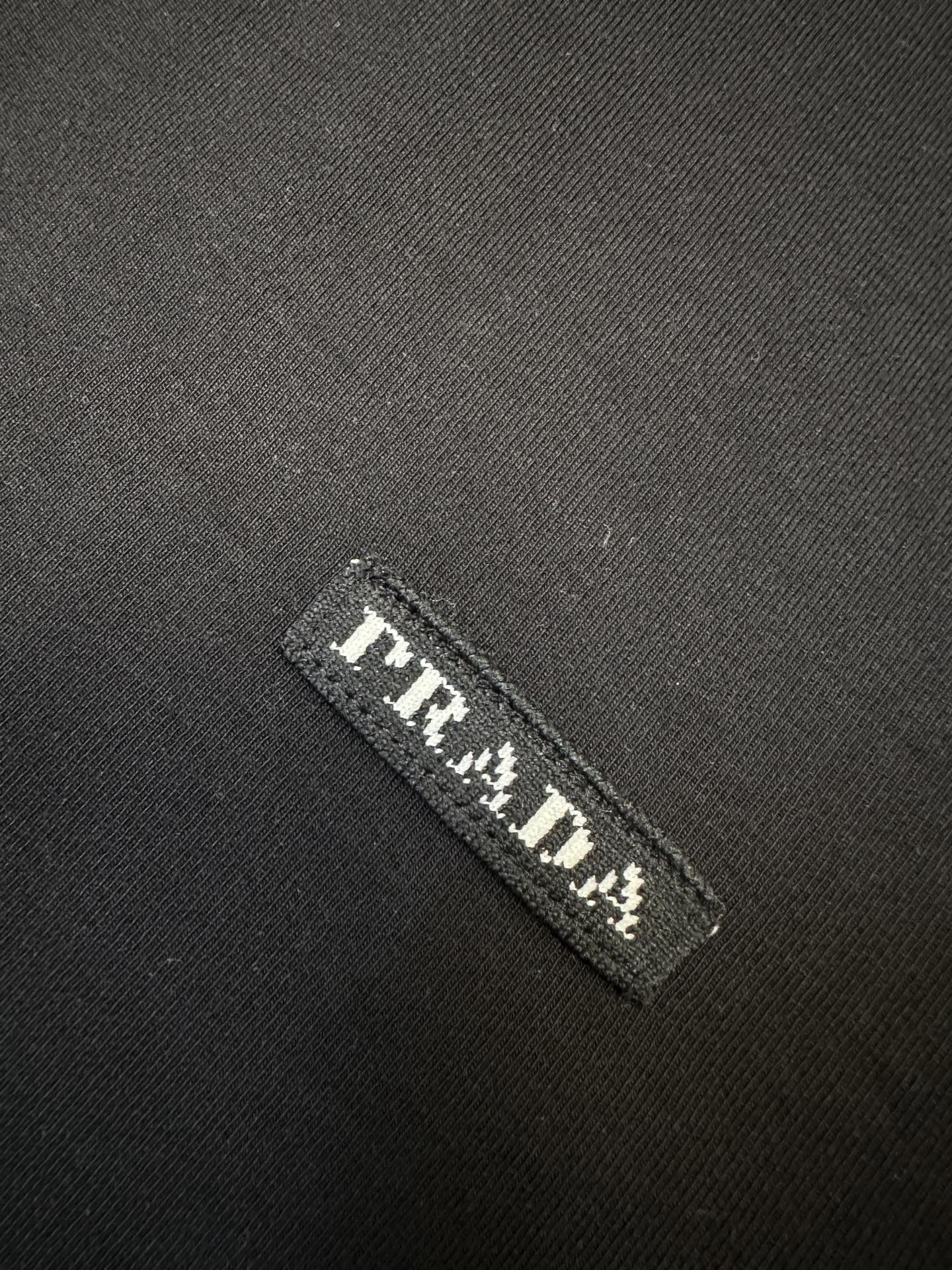 (黑~)PRADA26秋冬爆款长袖 PRADA这款长袖采用精选36.6%棉22.9%腈纶18.3%聚酯纤维13. (黑~)PRADA26秋冬爆款长袖 PRADA这款长袖采用精选36.6%棉22.9%腈纶18.3%聚酯纤维13.