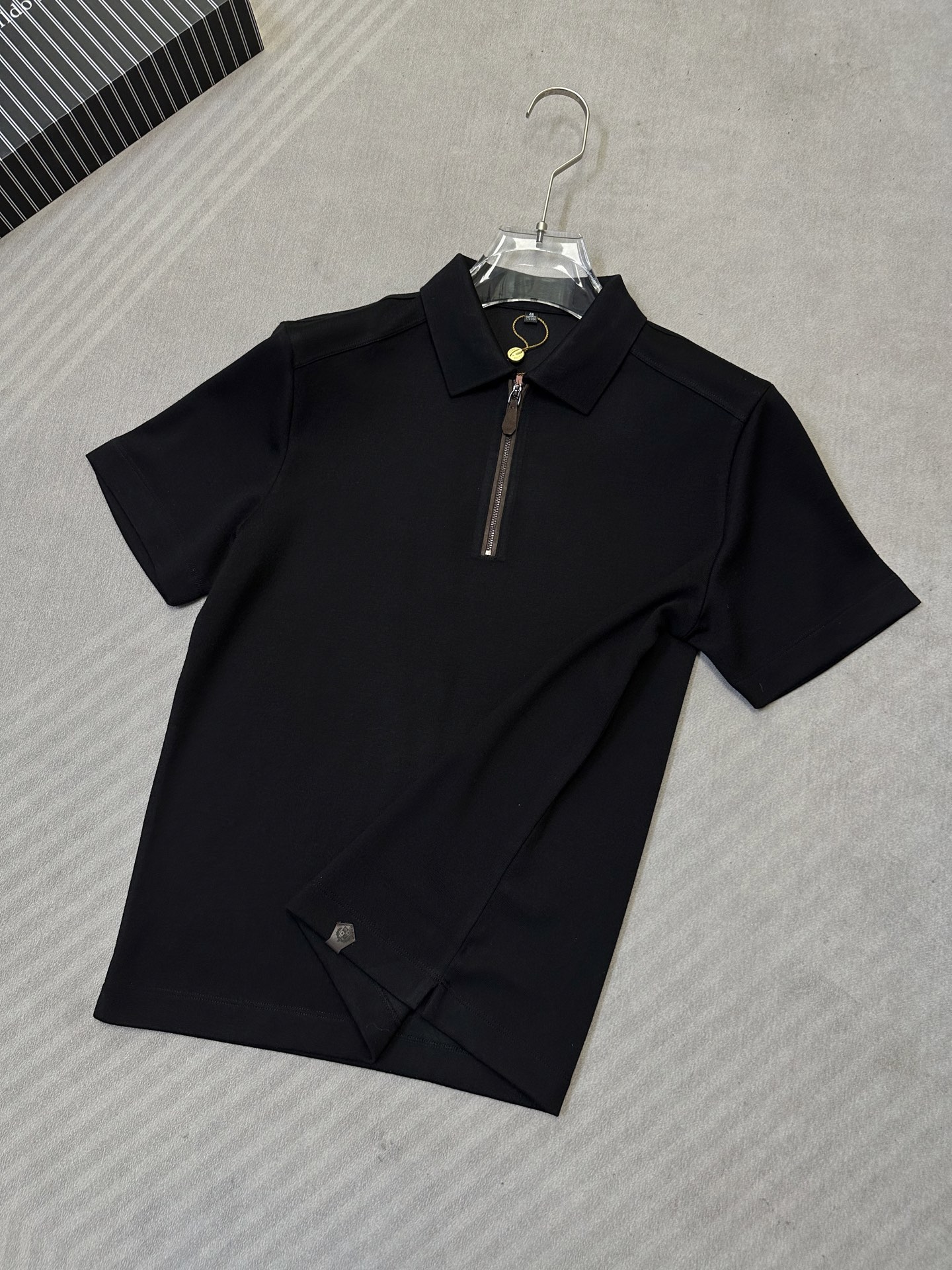 . (黑~)Loro Piana26早秋爆款风半拉链针织Polo 自带Loro Piana老钱极简格调,甄选细腻精 . (黑~)Loro Piana26早秋爆款风半拉链针织Polo 自带Loro Piana老钱极简格调,甄选细腻精