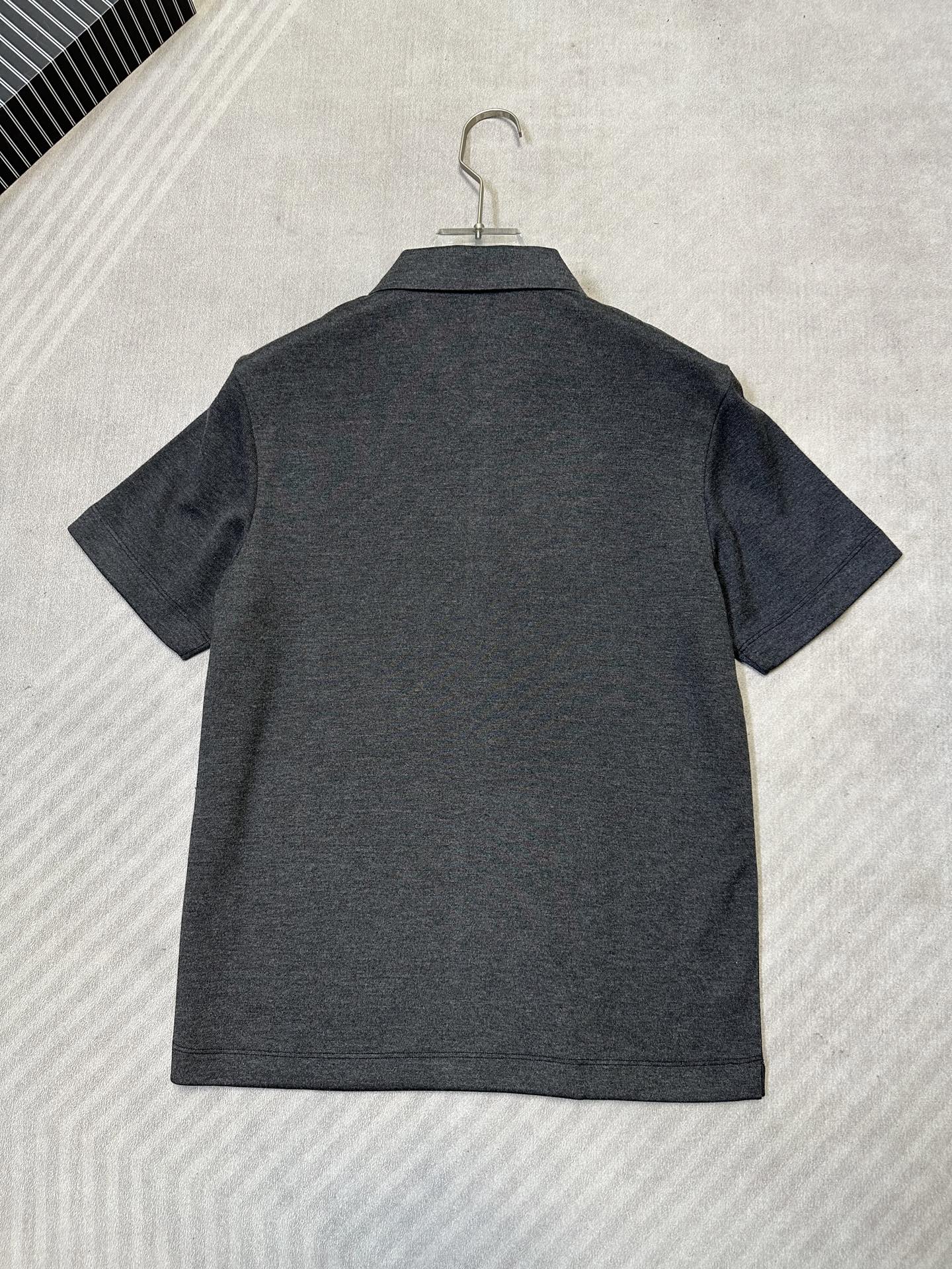 (深灰~)Loro Piana26早秋爆款风半拉链针织Polo 自带Loro Piana老钱极简格调,甄选细腻精纺 (深灰~)Loro Piana26早秋爆款风半拉链针织Polo 自带Loro Piana老钱极简格调,甄选细腻精纺