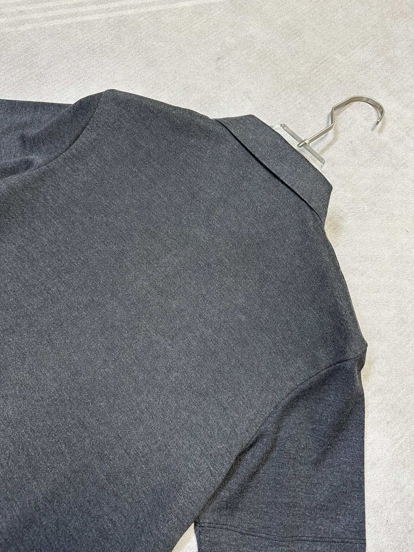 (深灰~)Loro Piana26早秋爆款风半拉链针织Polo 自带Loro Piana老钱极简格调,甄选细腻精纺 (深灰~)Loro Piana26早秋爆款风半拉链针织Polo 自带Loro Piana老钱极简格调,甄选细腻精纺