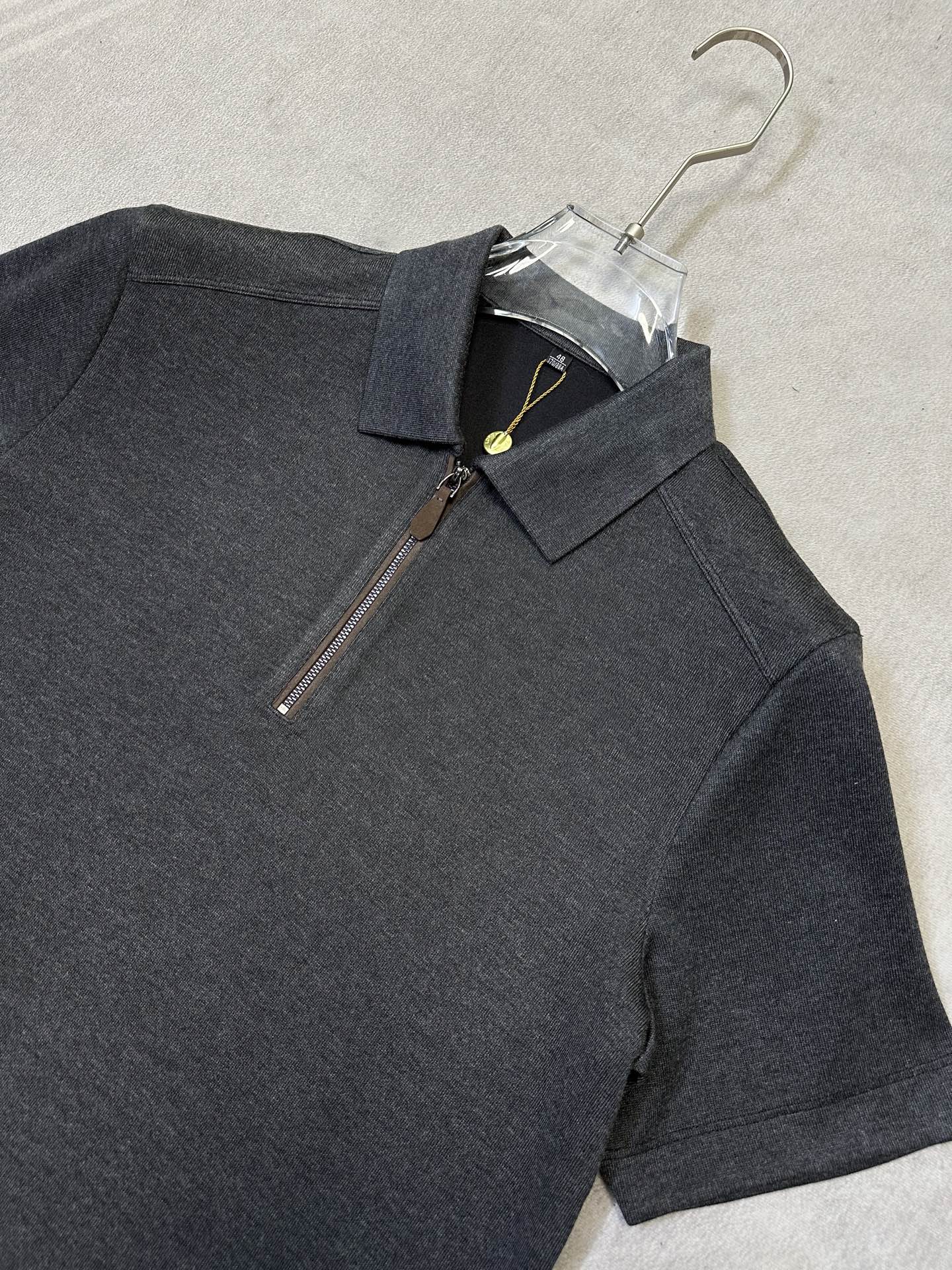 (深灰~)Loro Piana26早秋爆款风半拉链针织Polo 自带Loro Piana老钱极简格调,甄选细腻精纺 (深灰~)Loro Piana26早秋爆款风半拉链针织Polo 自带Loro Piana老钱极简格调,甄选细腻精纺