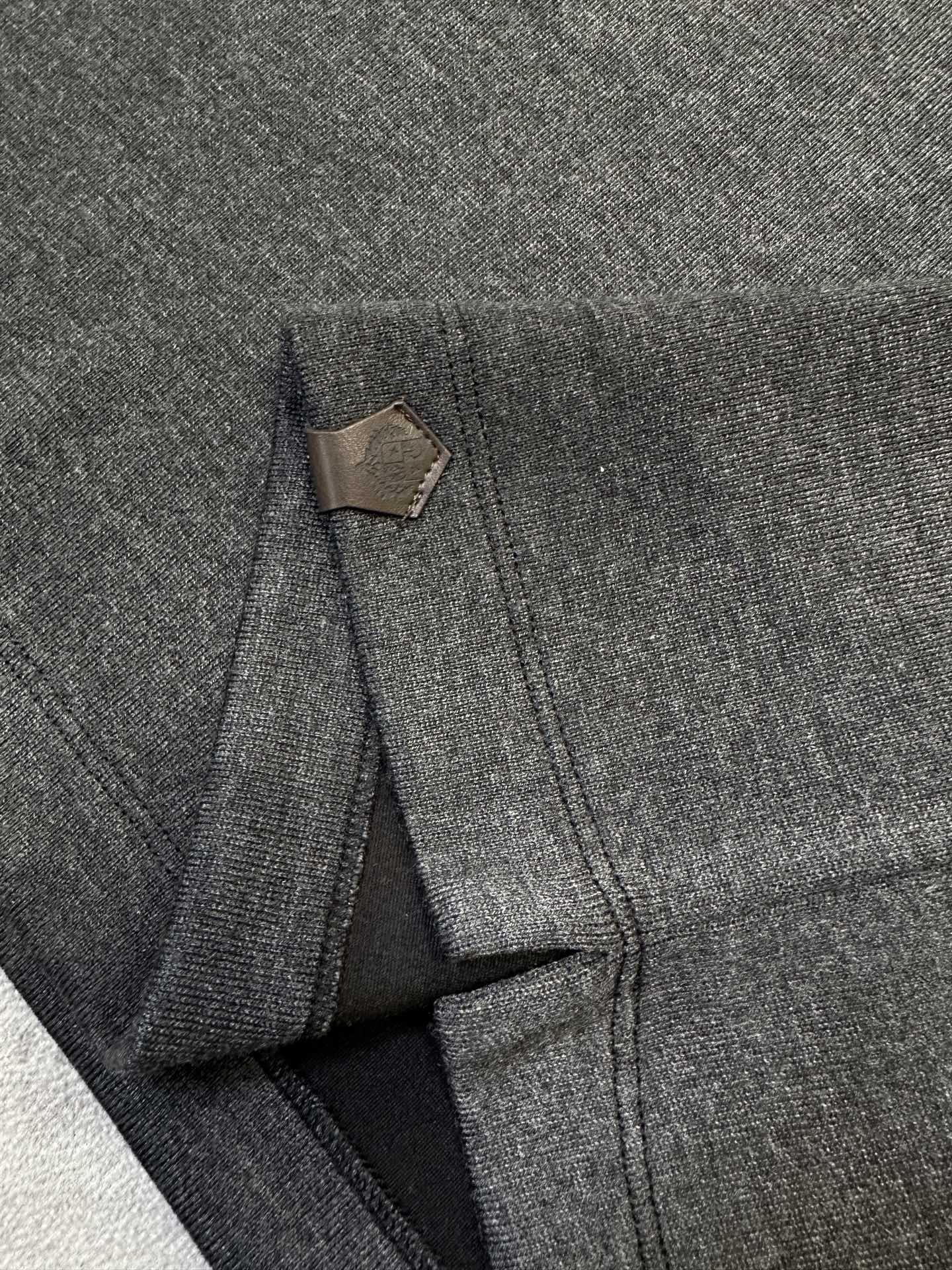 (深灰~)Loro Piana26早秋爆款风半拉链针织Polo 自带Loro Piana老钱极简格调,甄选细腻精纺 (深灰~)Loro Piana26早秋爆款风半拉链针织Polo 自带Loro Piana老钱极简格调,甄选细腻精纺