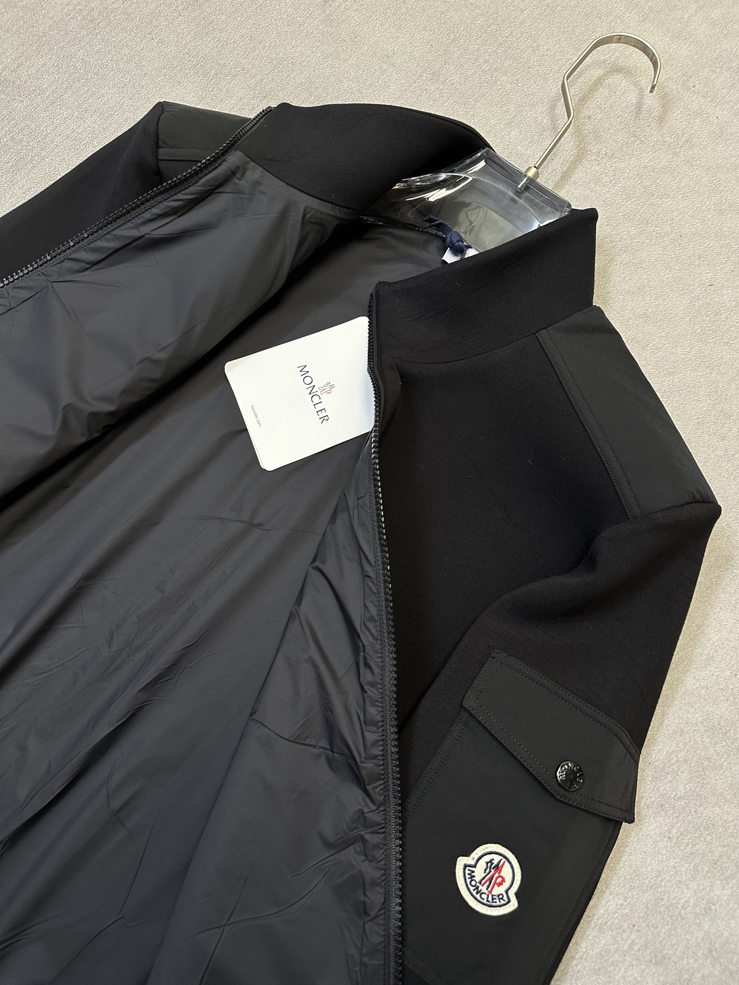 （黑～）Moncler26秋冬爆款外套     这款外套精选70%人棉+17%锦纶+13%氨纶三种纤维混纺面料，厚度适中