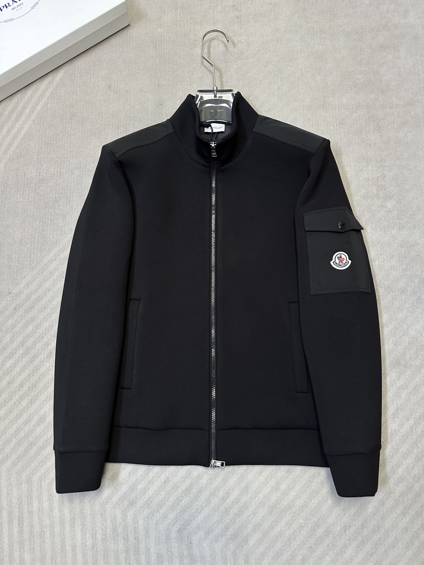 （黑～）Moncler26秋冬爆款外套     这款外套精选70%人棉+17%锦纶+13%氨纶三种纤维混纺面料，厚度适中
