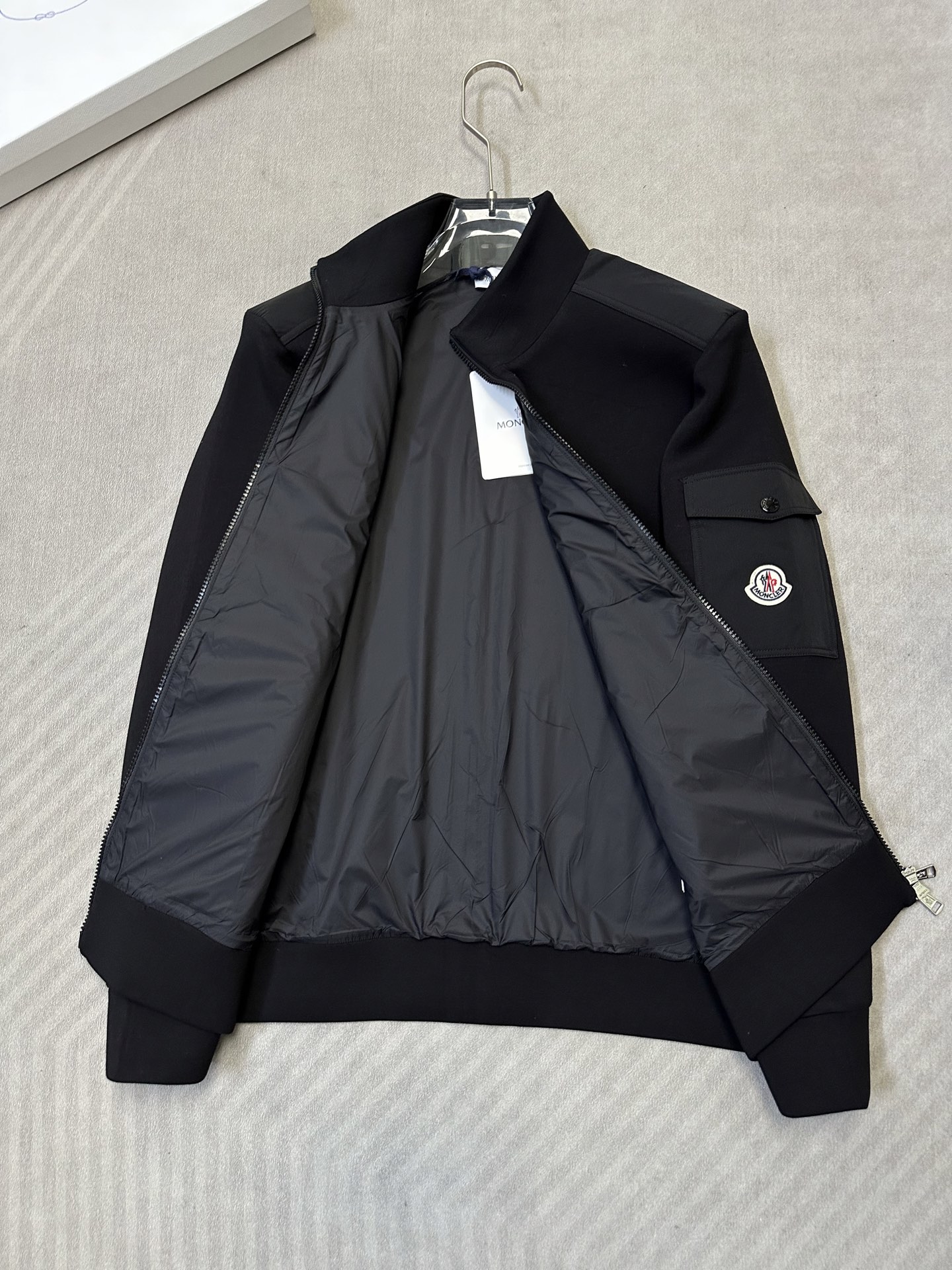 （黑～）Moncler26秋冬爆款外套     这款外套精选70%人棉+17%锦纶+13%氨纶三种纤维混纺面料，厚度适中