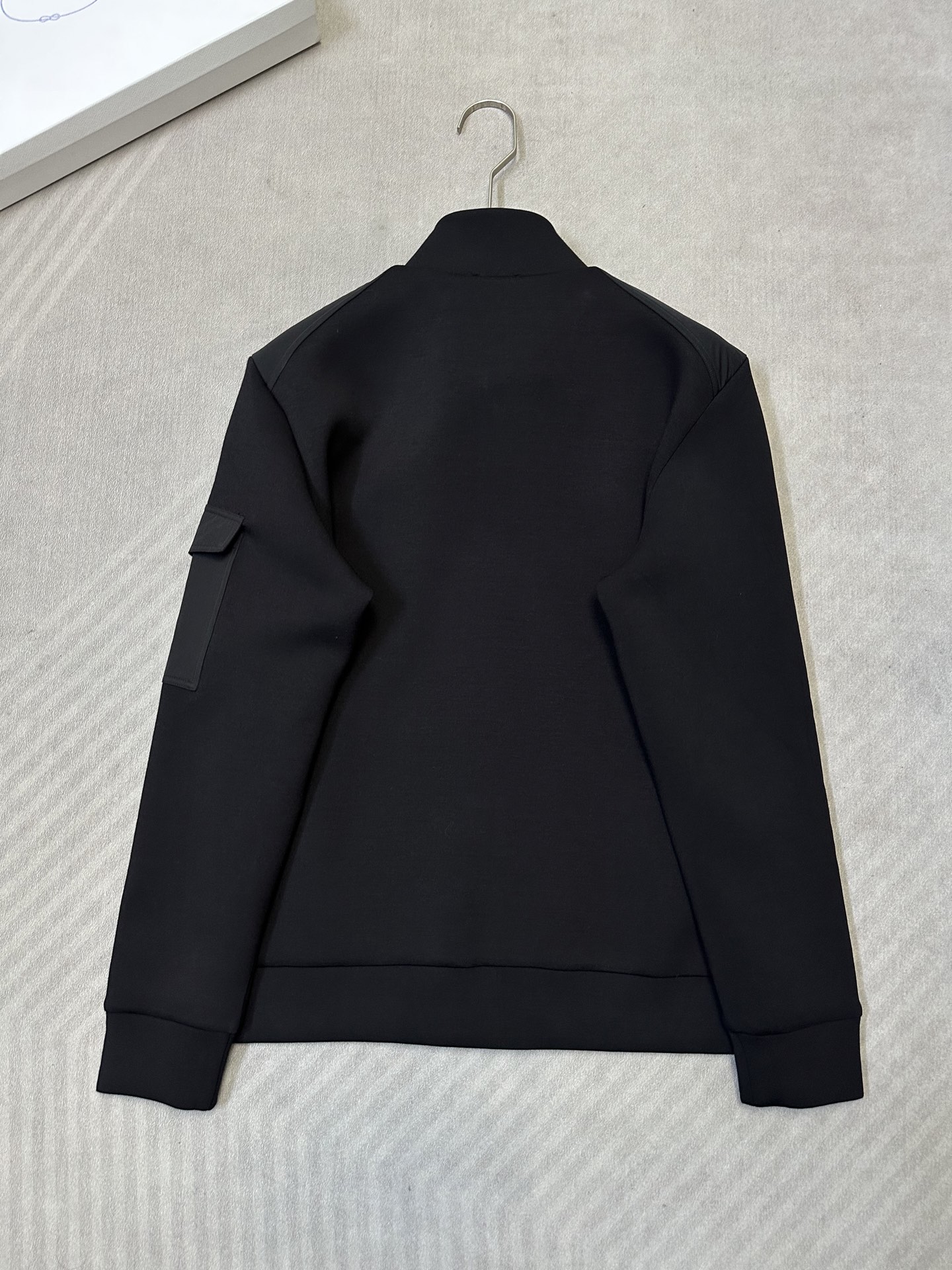 （黑～）Moncler26秋冬爆款外套     这款外套精选70%人棉+17%锦纶+13%氨纶三种纤维混纺面料，厚度适中