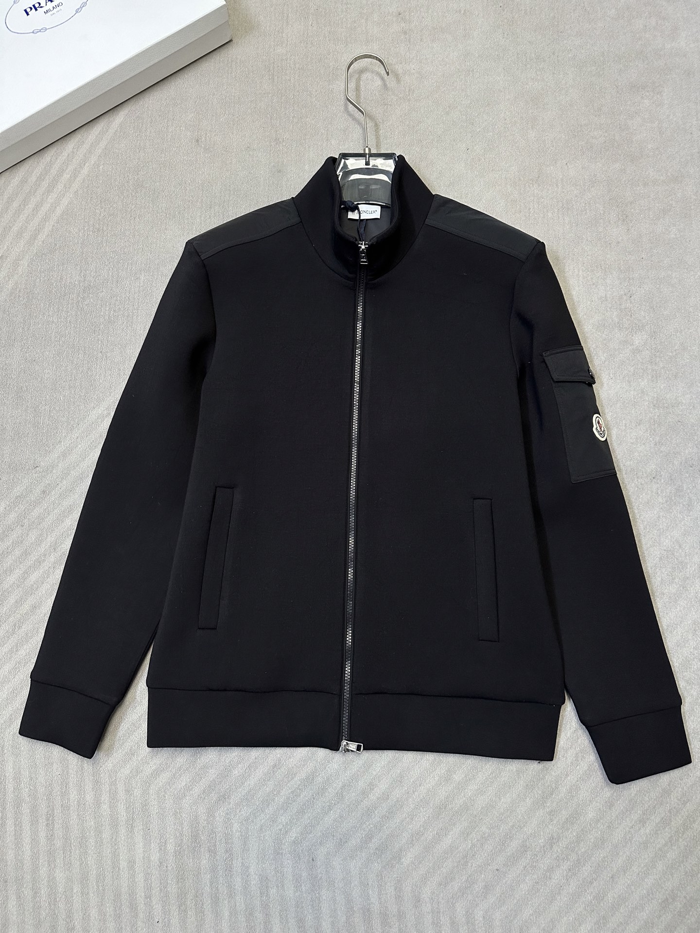 (黑~)Moncler26秋冬爆款外套 这款外套精选70%人棉+17%锦纶+13%氨纶三种纤维混纺面料,厚度适中 (黑~)Moncler26秋冬爆款外套 这款外套精选70%人棉+17%锦纶+13%氨纶三种纤维混纺面料,厚度适中