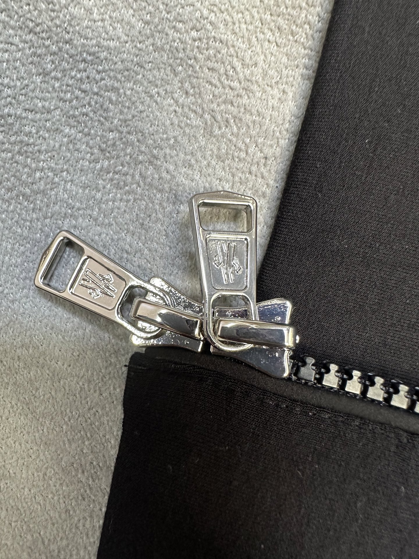 （黑～）Moncler26秋冬爆款外套     这款外套精选70%人棉+17%锦纶+13%氨纶三种纤维混纺面料，厚度适中
