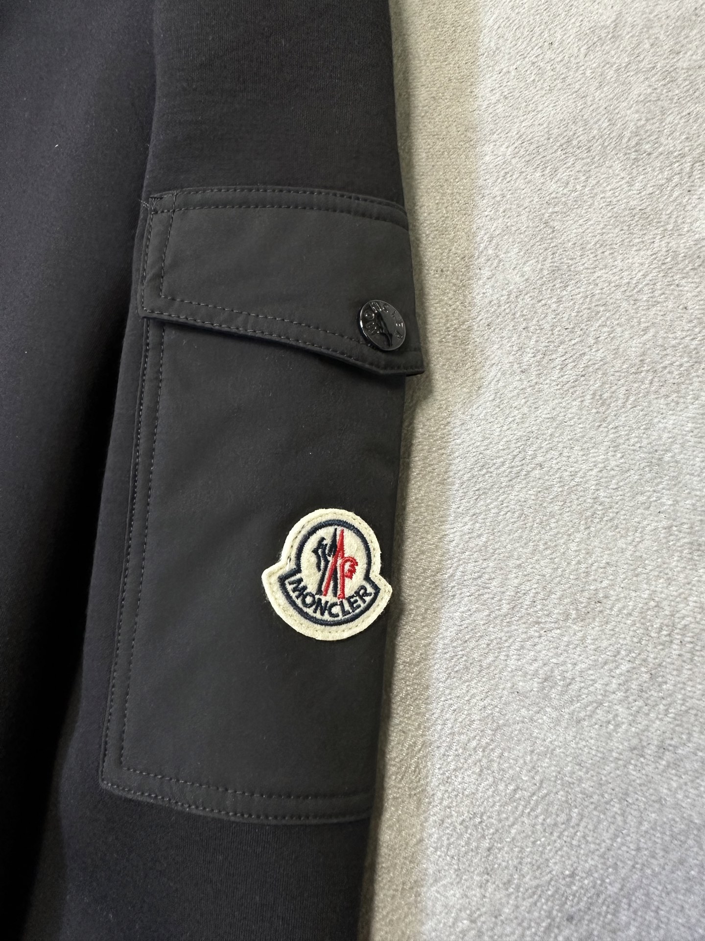 （黑～）Moncler26秋冬爆款外套     这款外套精选70%人棉+17%锦纶+13%氨纶三种纤维混纺面料，厚度适中