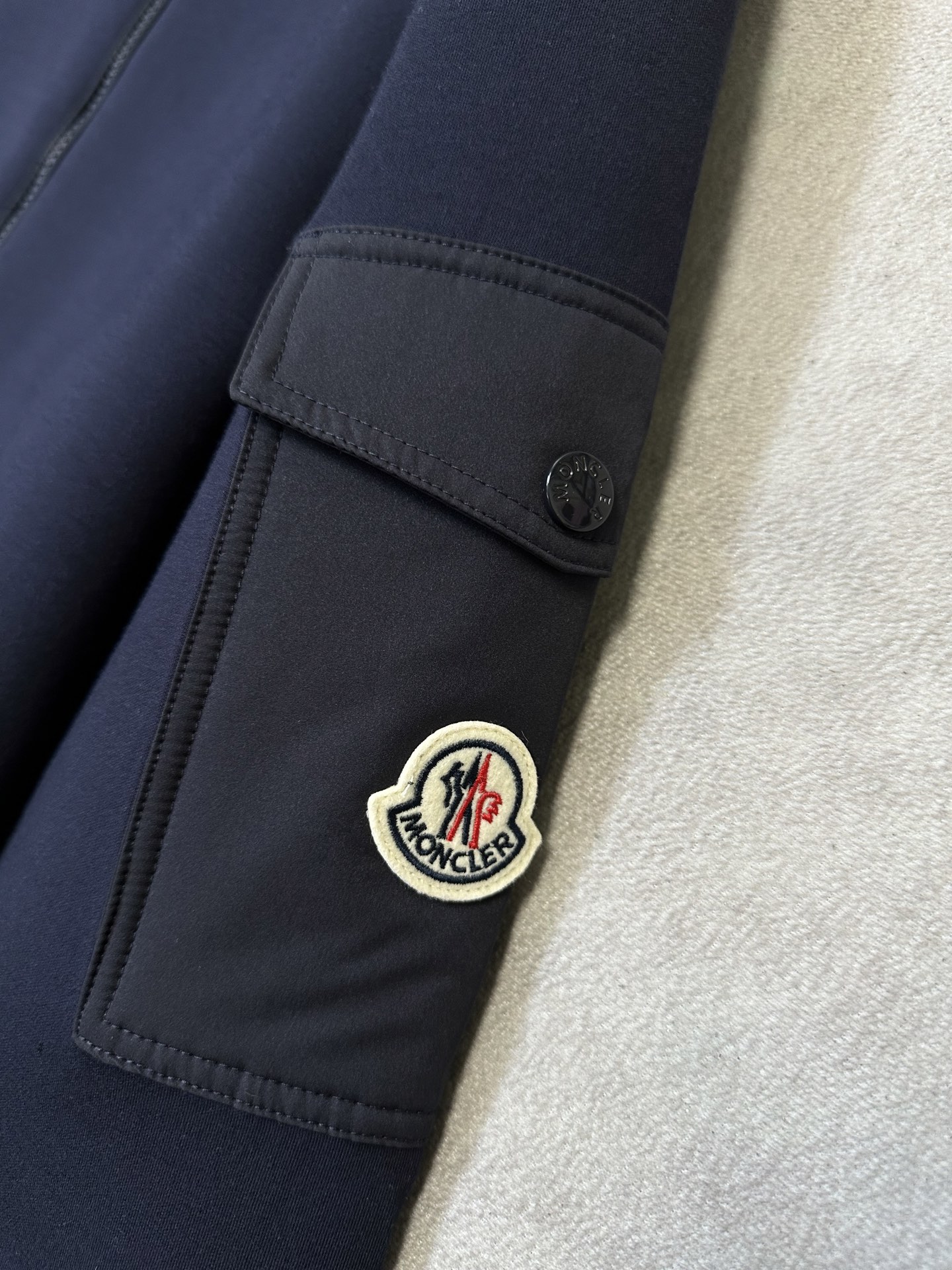 （藏青～）Moncler26秋冬爆款外套     这款外套精选70%人棉+17%锦纶+13%氨纶三种纤维混纺面料，厚度适