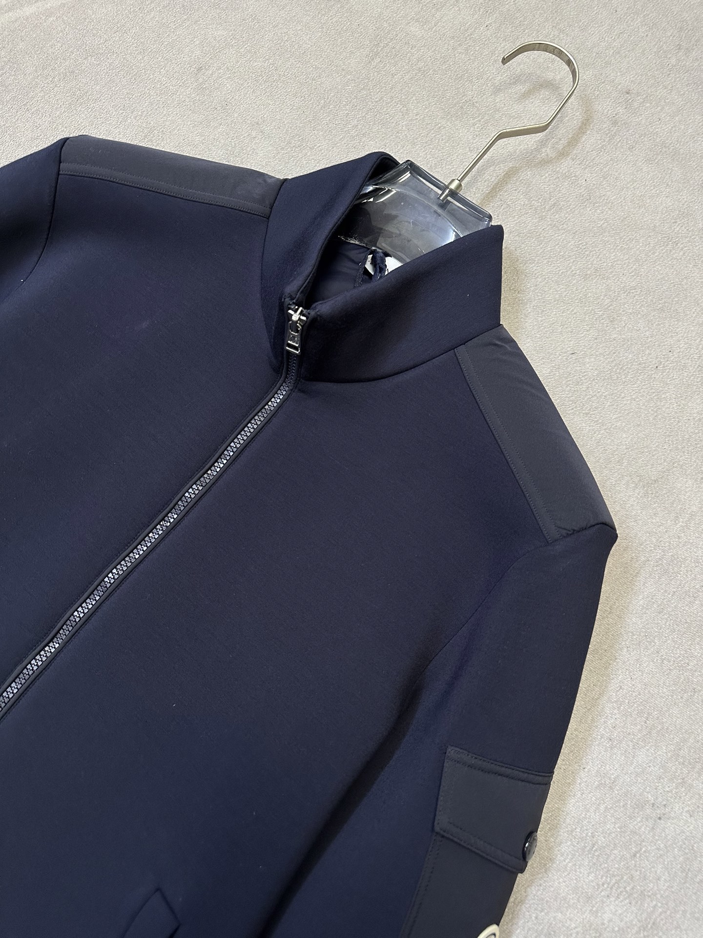 （藏青～）Moncler26秋冬爆款外套     这款外套精选70%人棉+17%锦纶+13%氨纶三种纤维混纺面料，厚度适