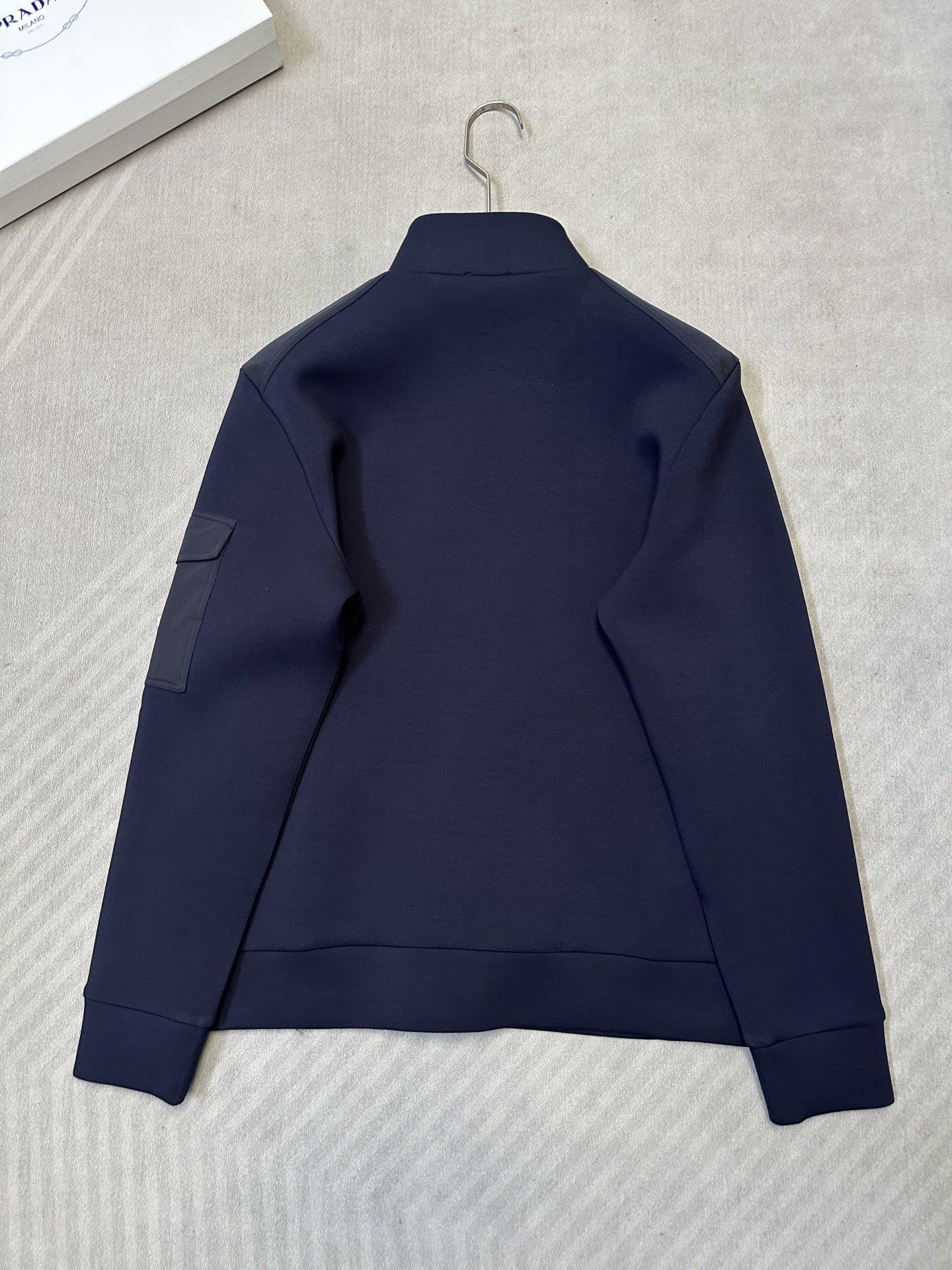 （藏青～）Moncler26秋冬爆款外套     这款外套精选70%人棉+17%锦纶+13%氨纶三种纤维混纺面料，厚度适