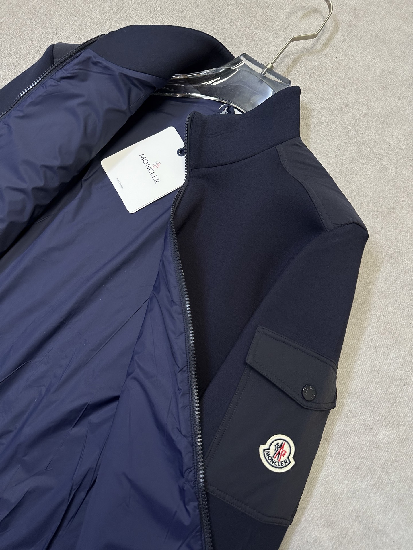 （藏青～）Moncler26秋冬爆款外套     这款外套精选70%人棉+17%锦纶+13%氨纶三种纤维混纺面料，厚度适