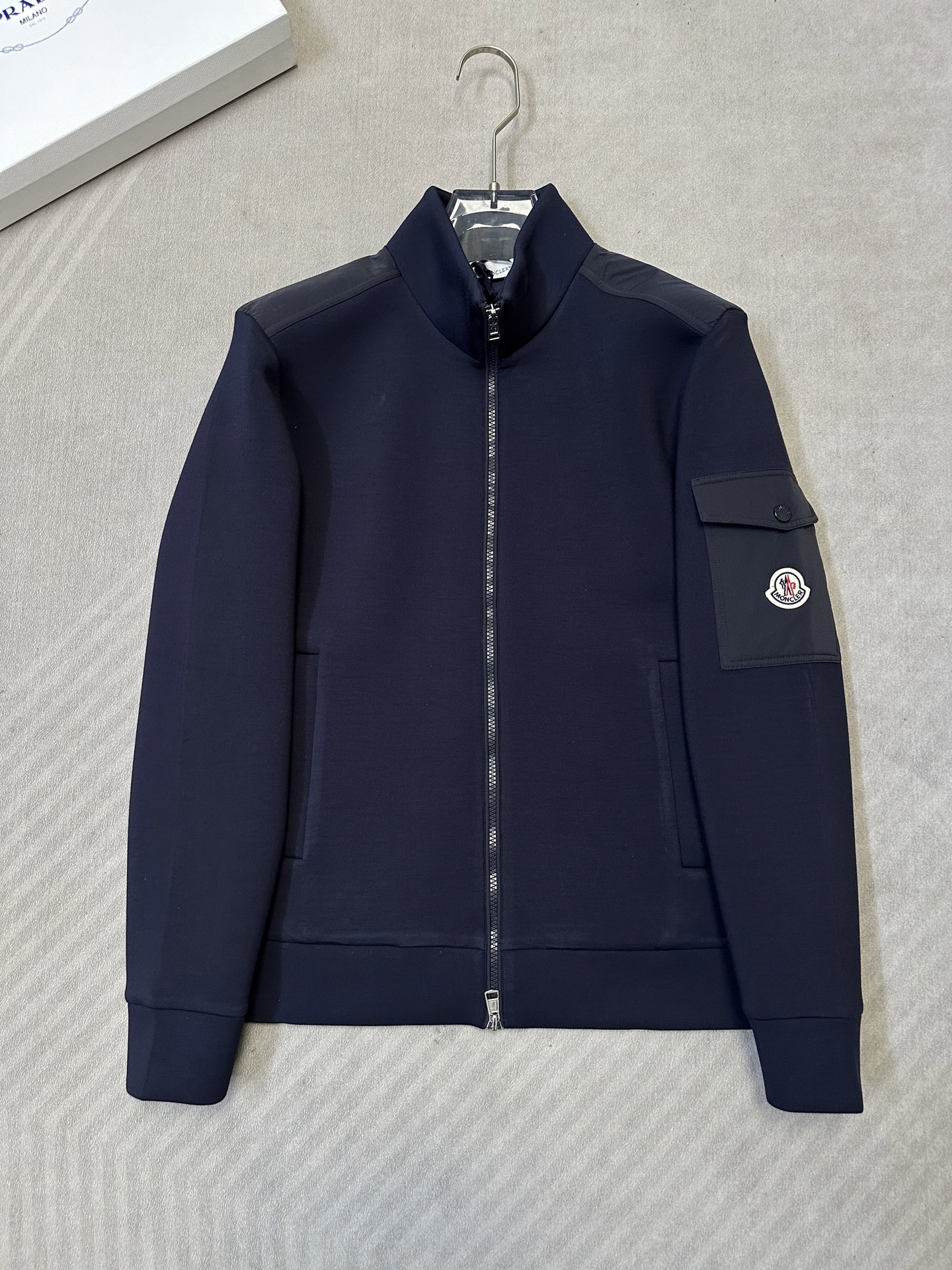 （藏青～）Moncler26秋冬爆款外套     这款外套精选70%人棉+17%锦纶+13%氨纶三种纤维混纺面料，厚度适