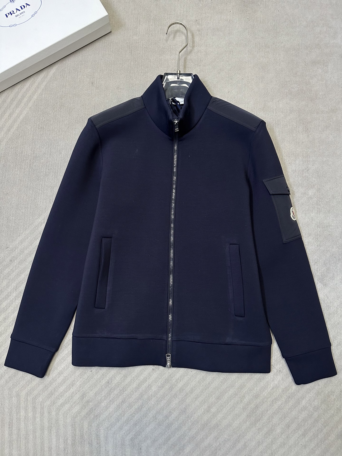 (藏青~)Moncler26秋冬爆款外套 这款外套精选70%人棉+17%锦纶+13%氨纶三种纤维混纺面料,厚度适 (藏青~)Moncler26秋冬爆款外套 这款外套精选70%人棉+17%锦纶+13%氨纶三种纤维混纺面料,厚度适