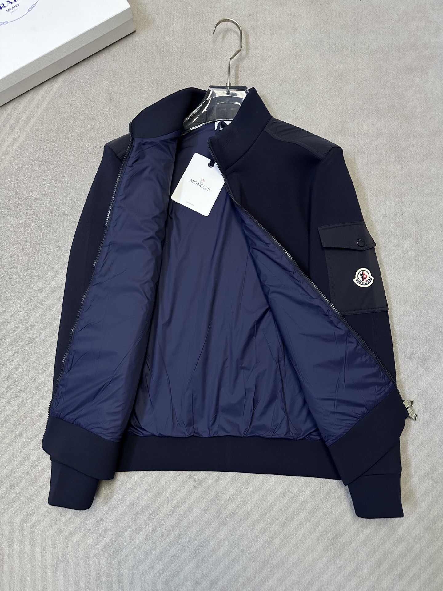 （藏青～）Moncler26秋冬爆款外套     这款外套精选70%人棉+17%锦纶+13%氨纶三种纤维混纺面料，厚度适