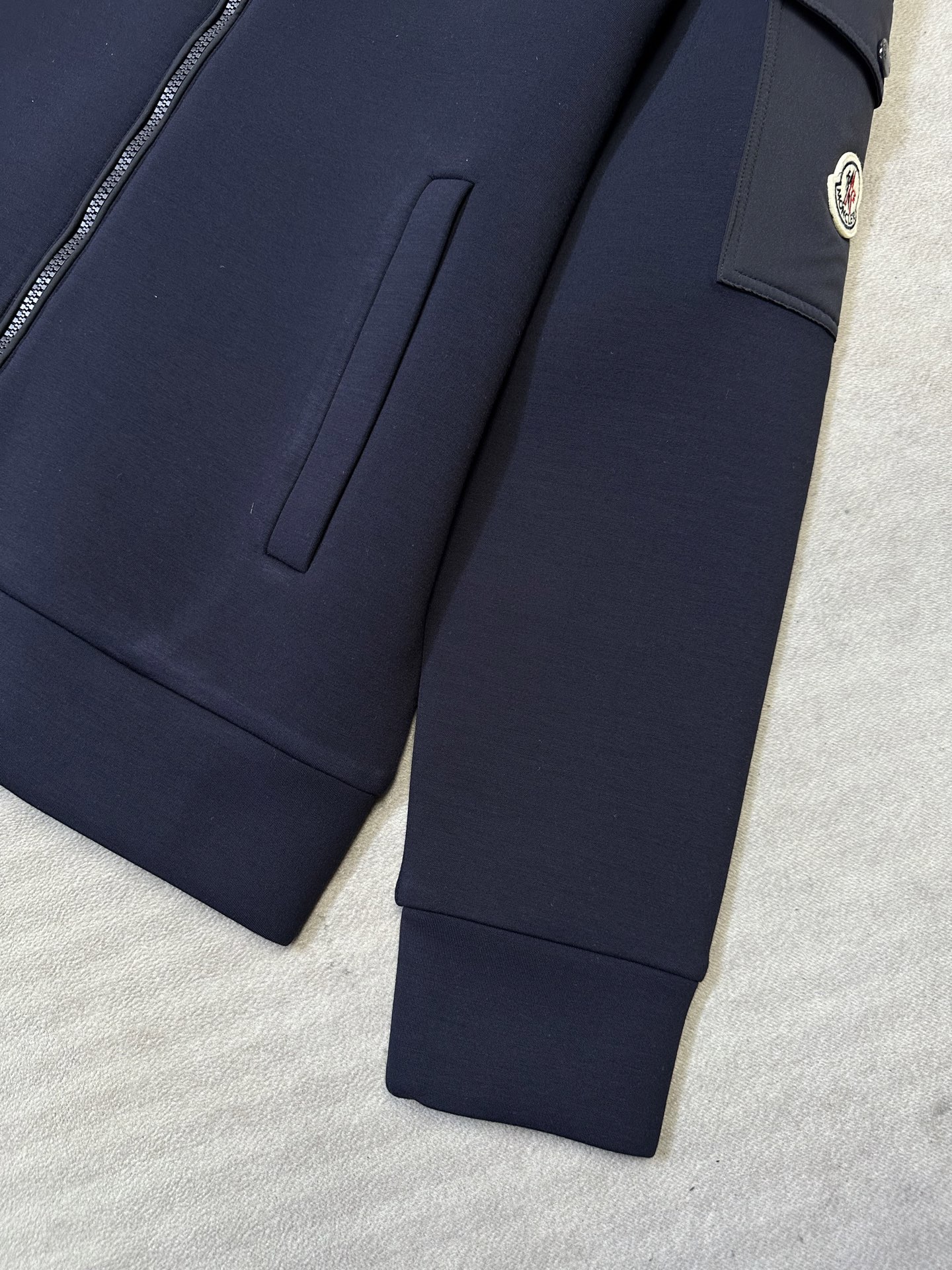 （藏青～）Moncler26秋冬爆款外套     这款外套精选70%人棉+17%锦纶+13%氨纶三种纤维混纺面料，厚度适