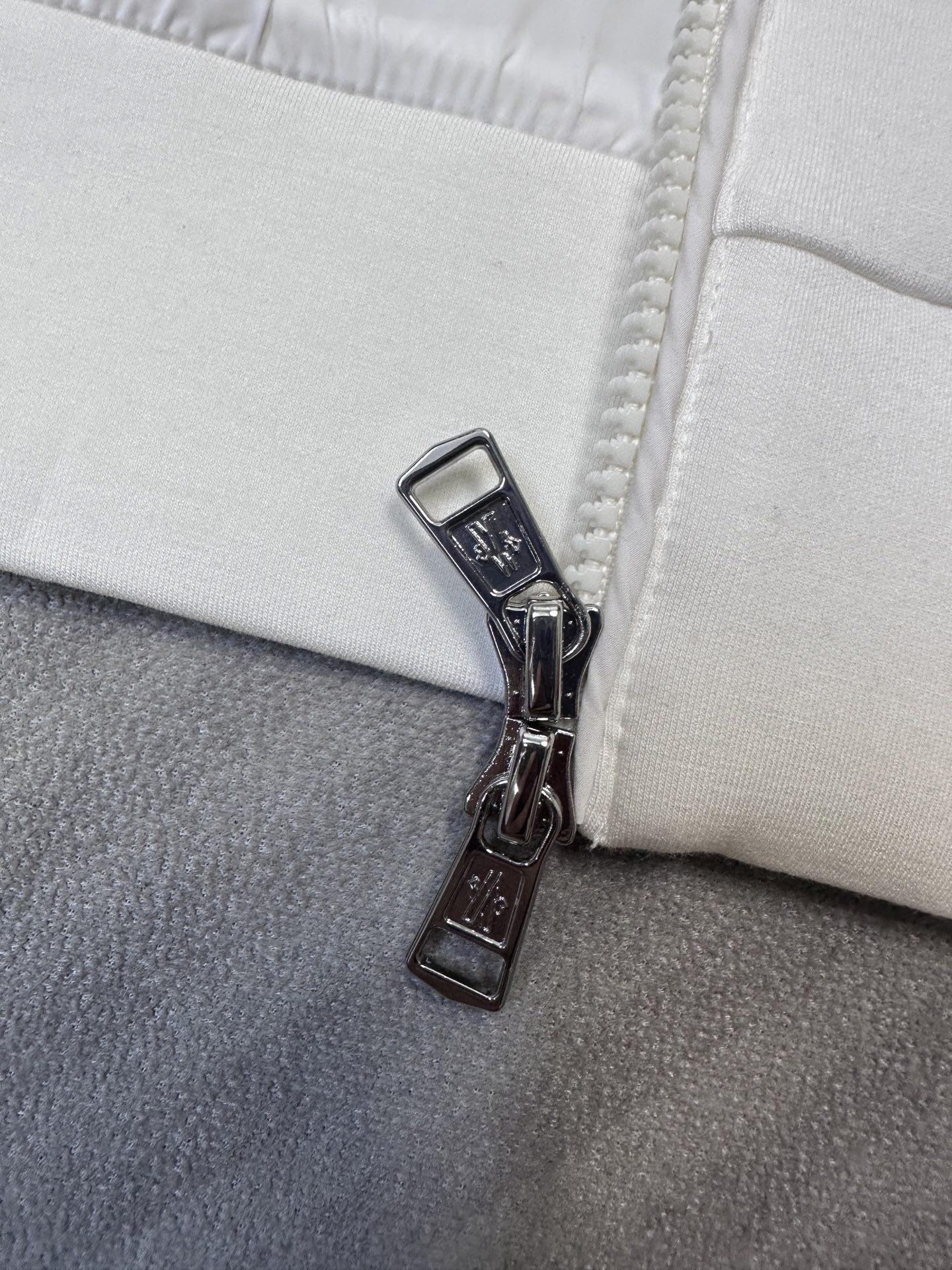 （白色～）Moncler26秋冬爆款外套     这款外套精选70%人棉+17%锦纶+13%氨纶三种纤维混纺面料，厚度适