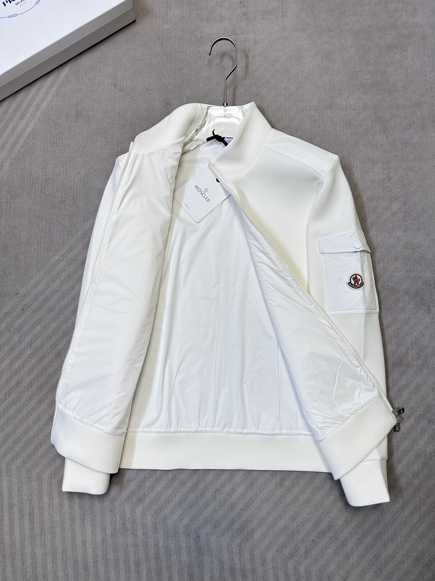 （白色～）Moncler26秋冬爆款外套     这款外套精选70%人棉+17%锦纶+13%氨纶三种纤维混纺面料，厚度适