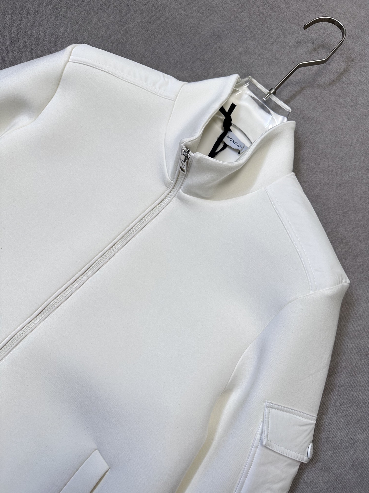 （白色～）Moncler26秋冬爆款外套     这款外套精选70%人棉+17%锦纶+13%氨纶三种纤维混纺面料，厚度适