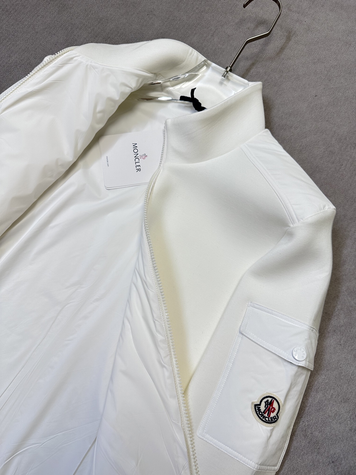 （白色～）Moncler26秋冬爆款外套     这款外套精选70%人棉+17%锦纶+13%氨纶三种纤维混纺面料，厚度适
