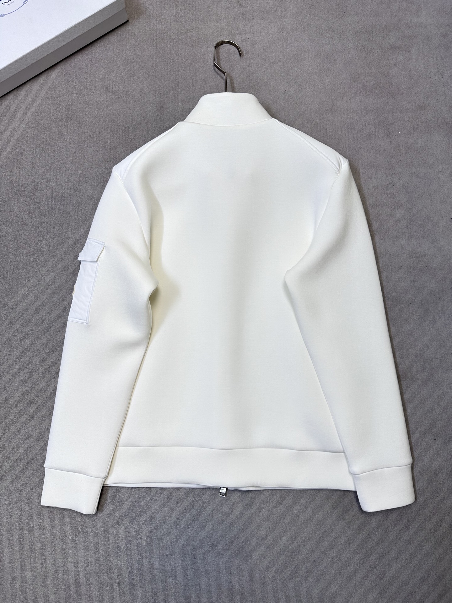 （白色～）Moncler26秋冬爆款外套     这款外套精选70%人棉+17%锦纶+13%氨纶三种纤维混纺面料，厚度适